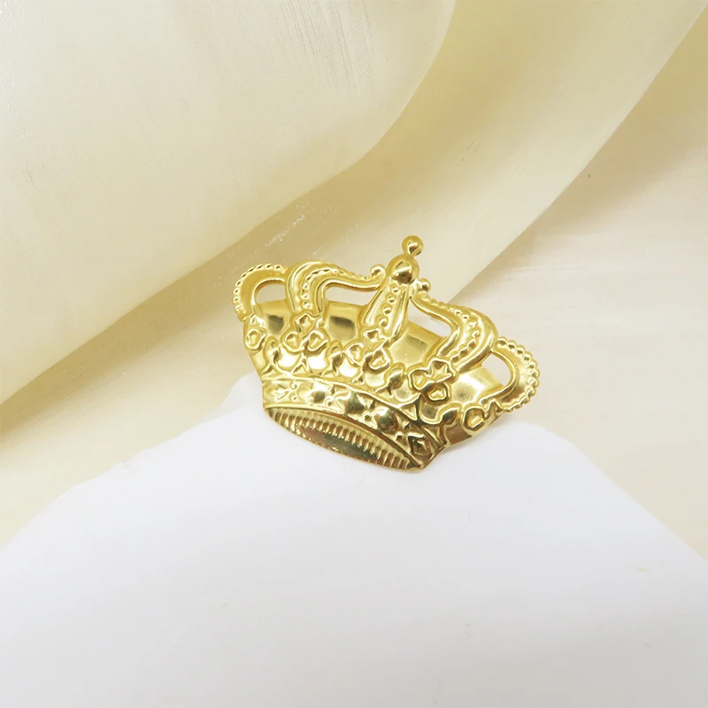 18K New Arrival Stainless Steel Metal Crown Shape Brooch Pin for Women Waterproof Texture Fashion Jewelry Party Gift