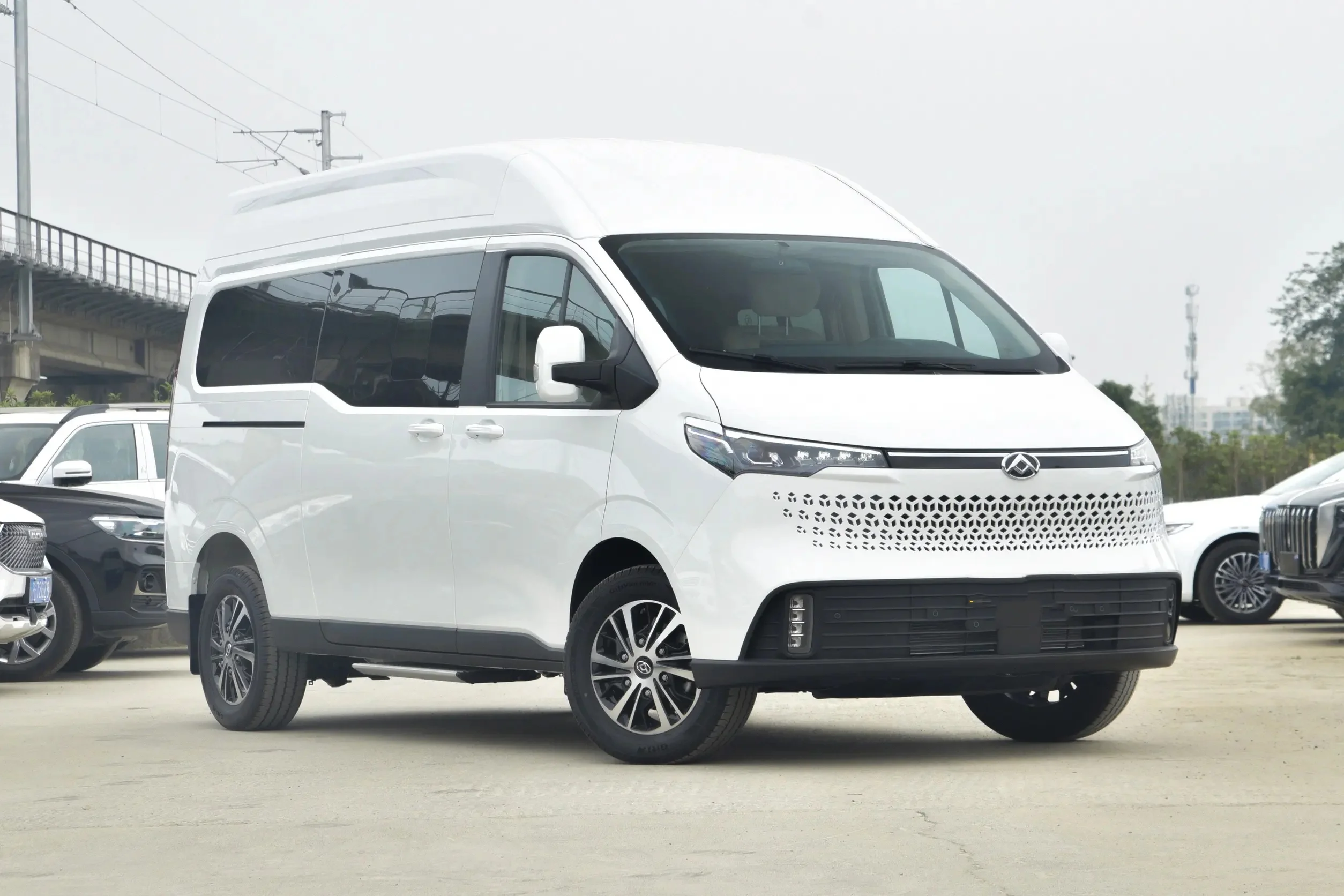 2024 SAIC Maxus V70 3-9-seater Luxury 2.0T diesel Station Wagon, Suitable for Commercial Logistics and Urban Use