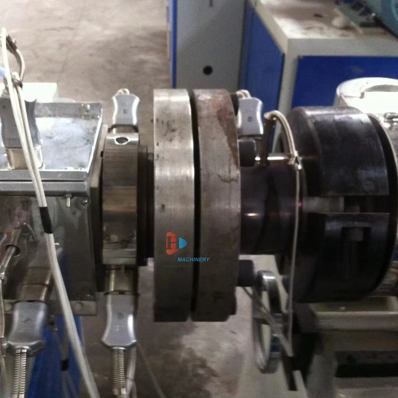 PP PE PVC WPC Wood Floor Making Machine WPC Plastic Board Production Line