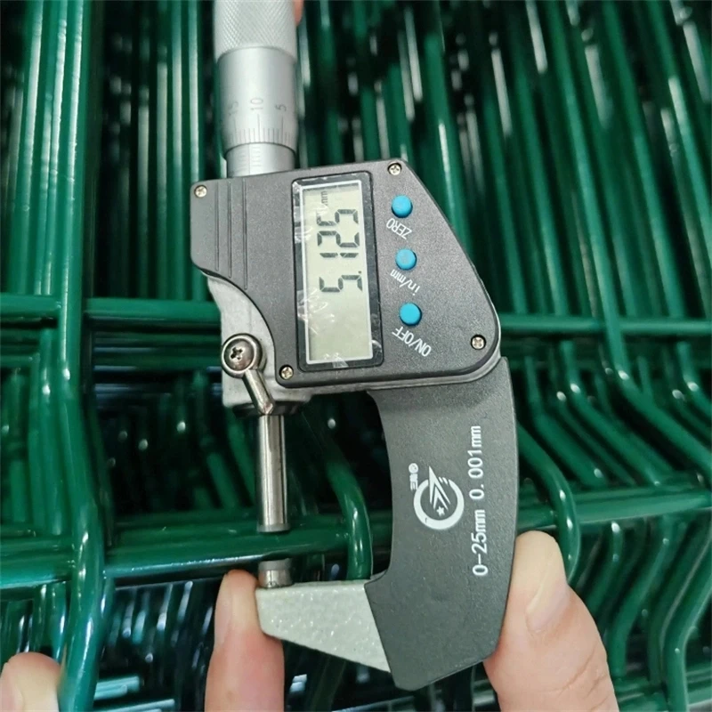 Factory Professional Pvc Coated Metal Outdoor Garden Fence V Bend Triangle Bend Fence Panel Custom 3d Curved Wire Mesh Fence