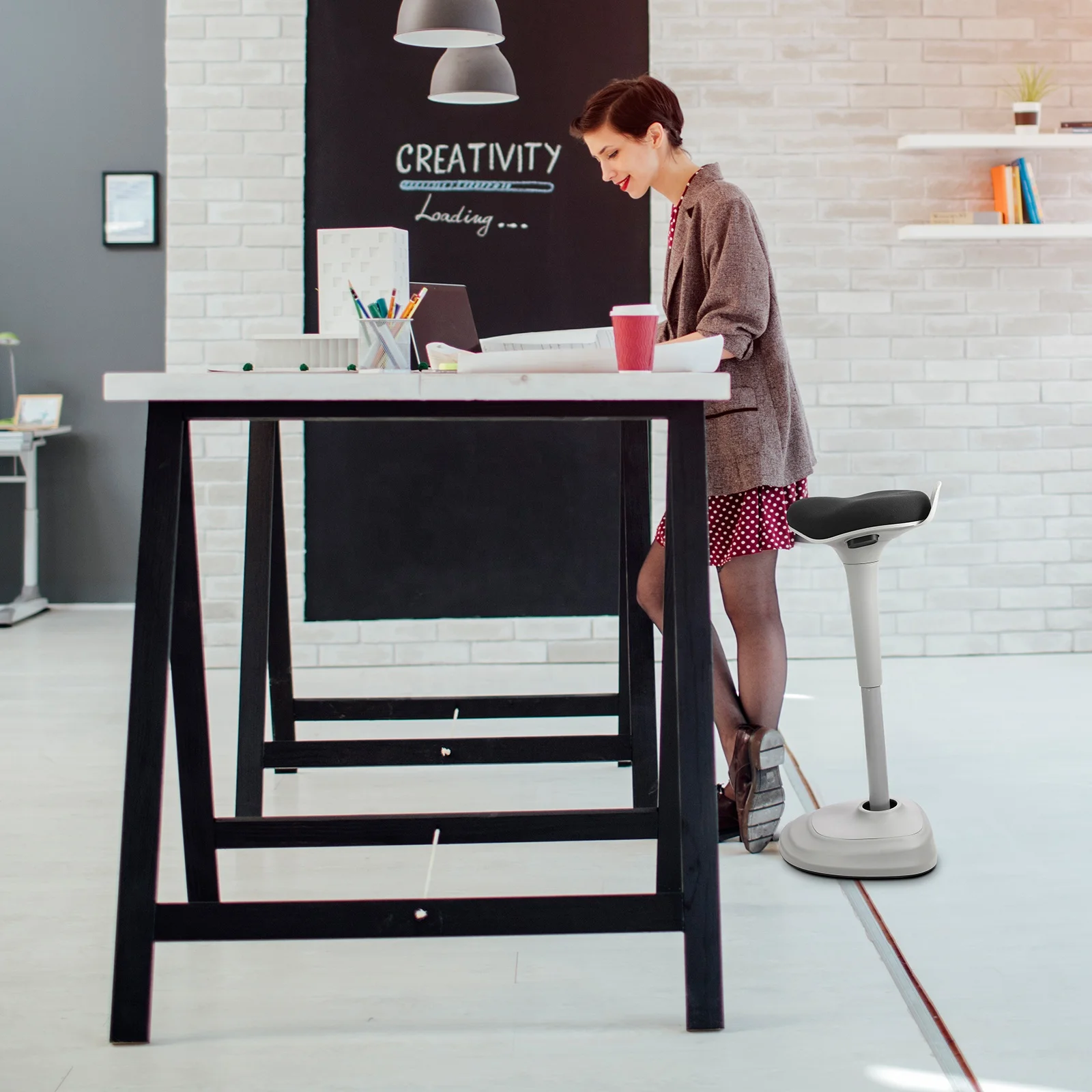 Серый стул с регулируемой высотой для активного обучения