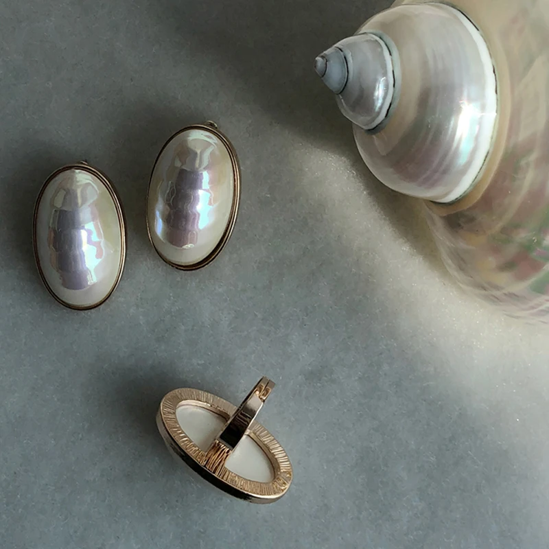 Trendy Big Oval Shape 3D White Acrylic Finger Ring Female Large Gold Geometric Rings Women Vintage Textured Statement Jewellery