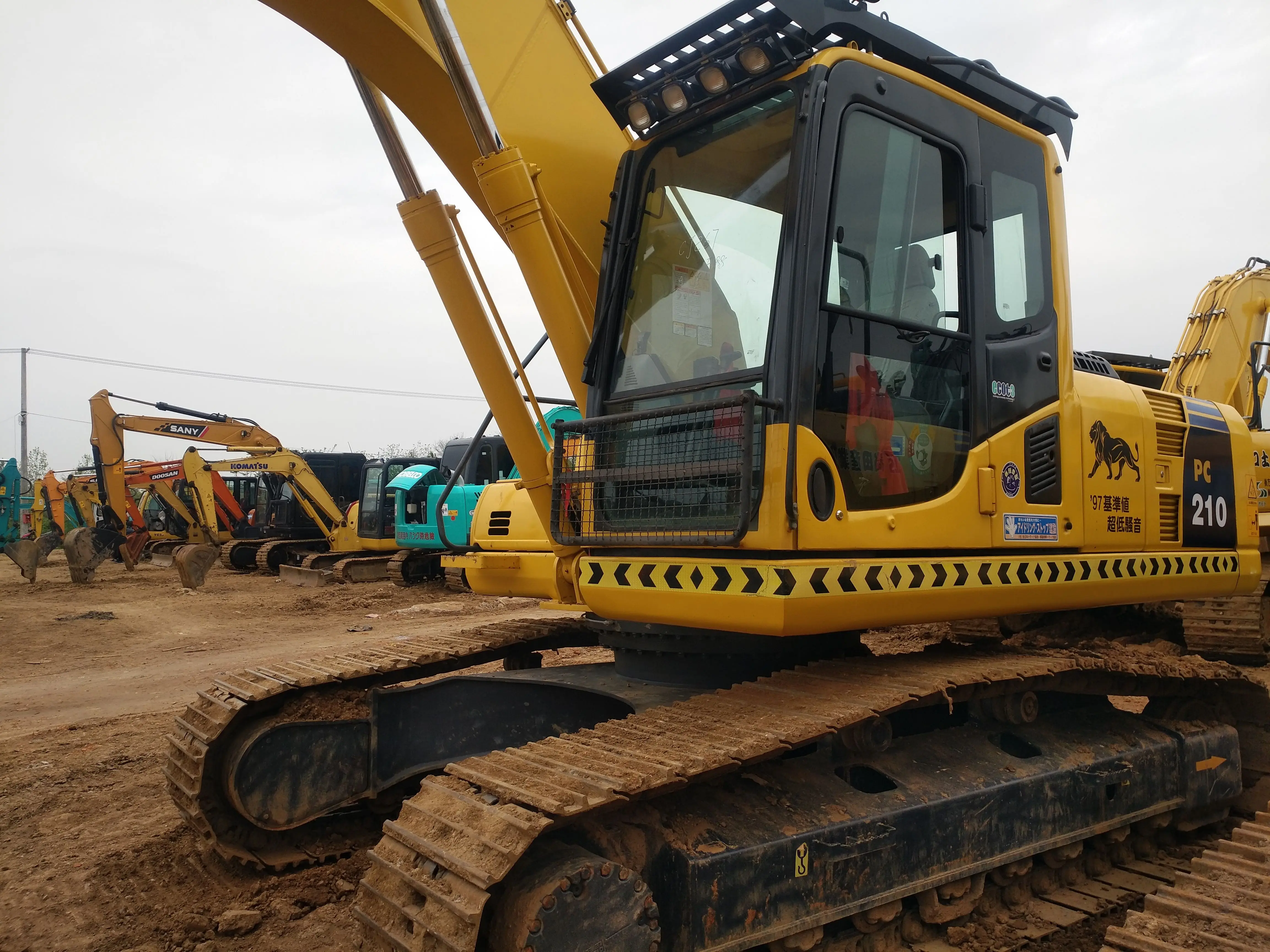 Komatsu PC200 midium б/у экскаватор тилтротатор маленький земляной движущийся по хорошей цене
