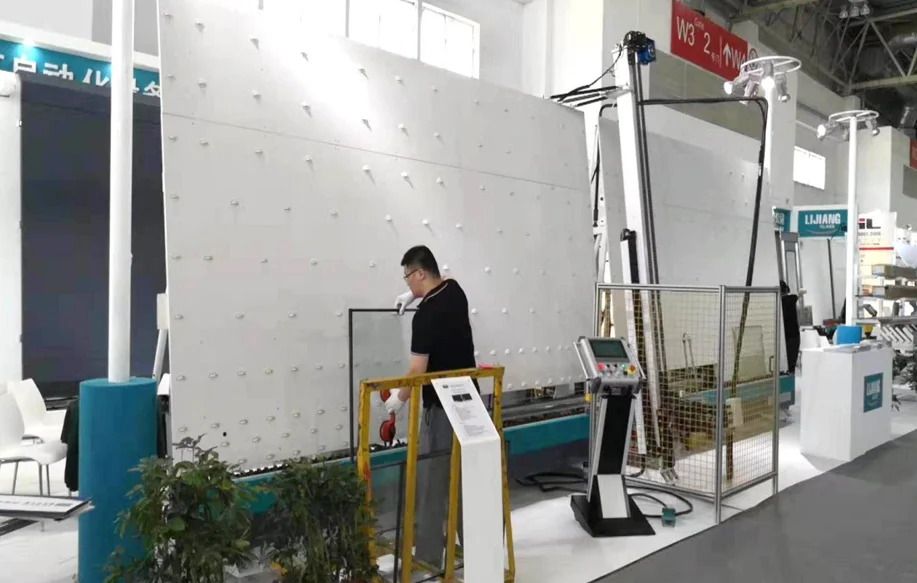 LJTJ2540 Automatic Vertical Insulating Glass Sealing Robot Adopt Japan Yaskawa Servo Motor Door and Window Glue Machine