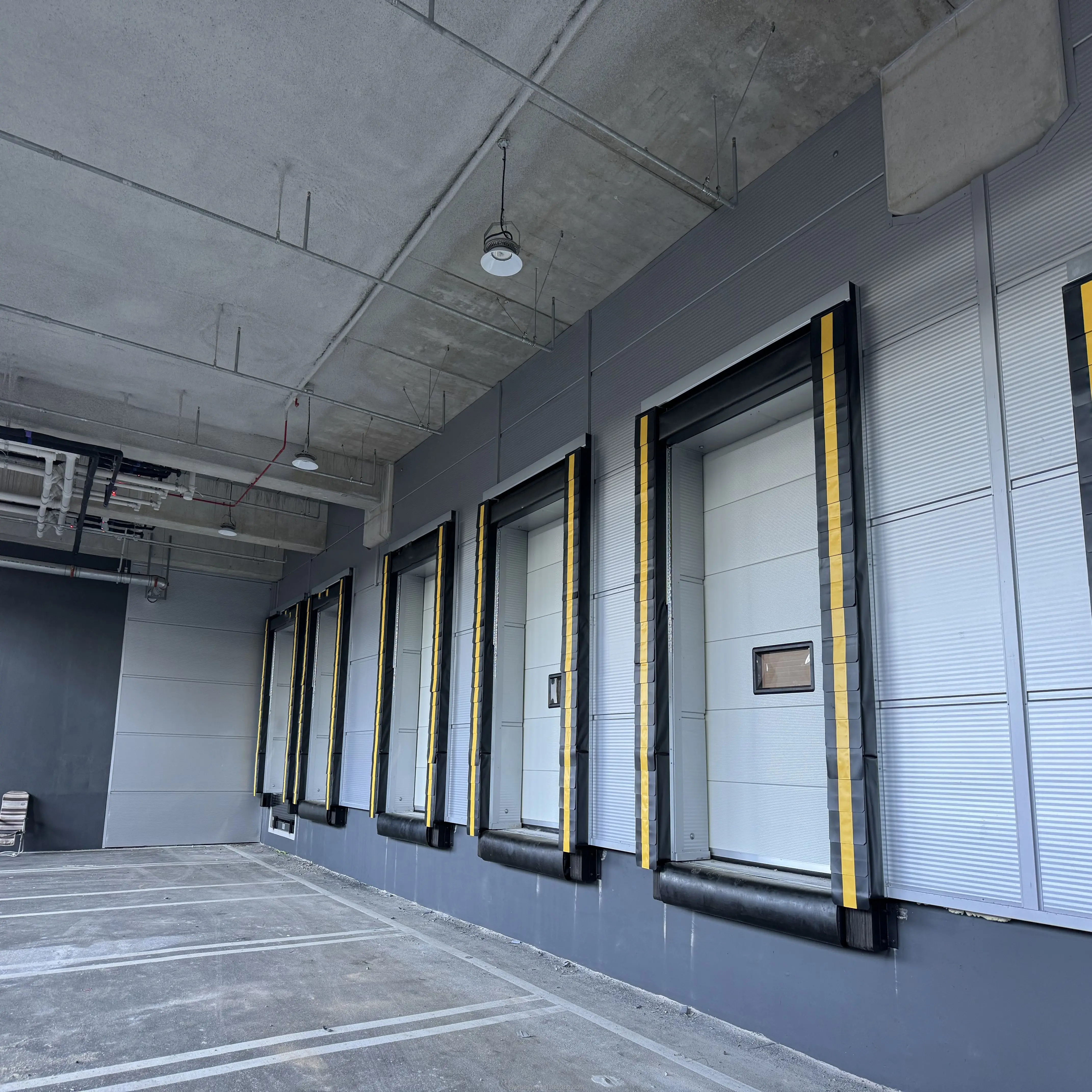 China Good Quality Vertical Overhead Electric Warehouse Industrial Sectional lifting Door