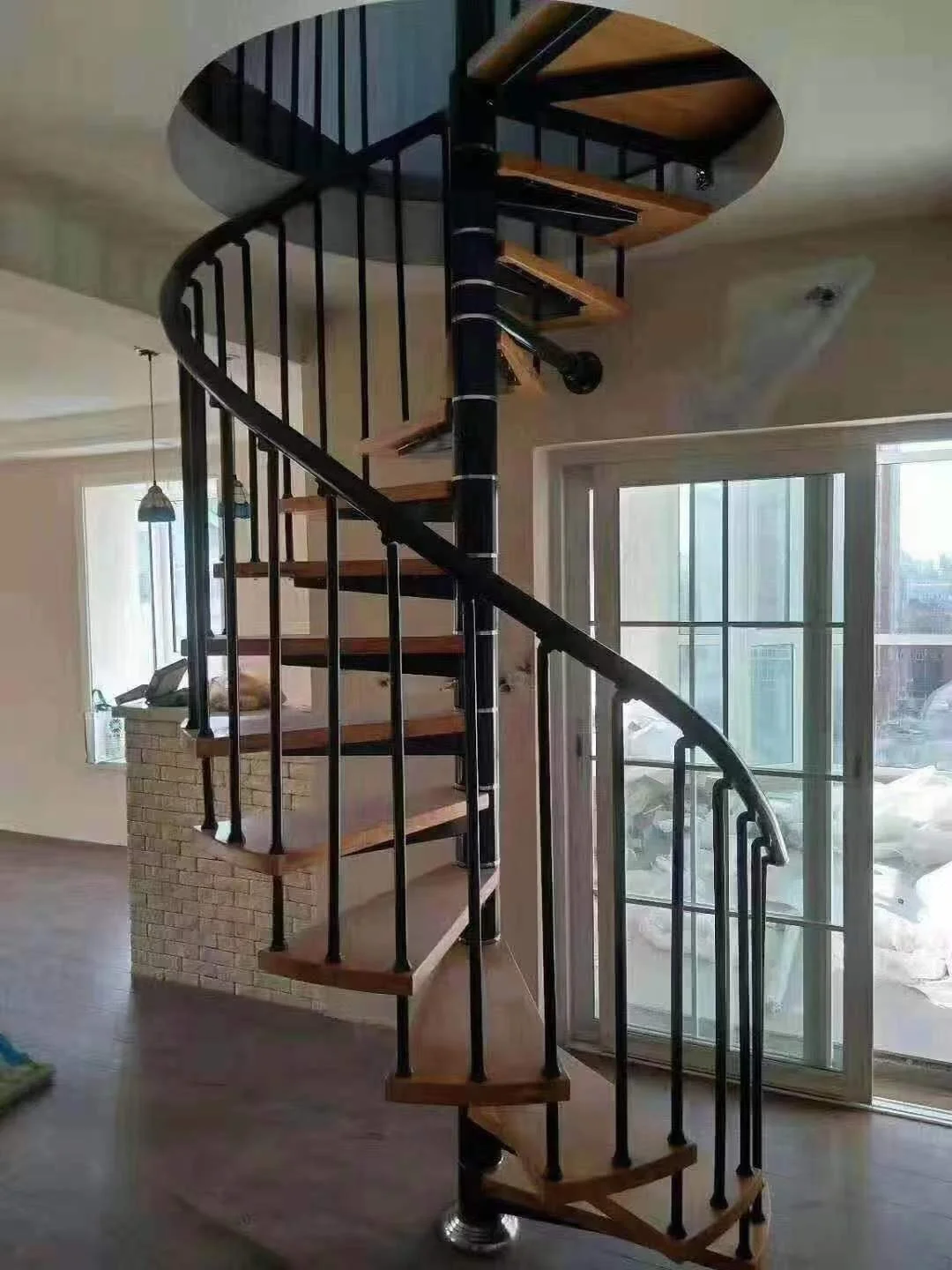 Modern iron spiral stairs and curved shape steel bar spiral staircase design