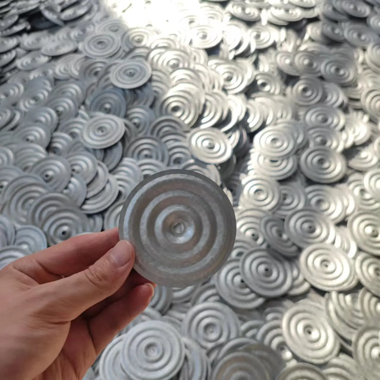 Factory hot Sale Roofing Accessories Metal Plates Fasteners Are Made Of Aluminum Insulation Plates Roofing Screws Seam Plates