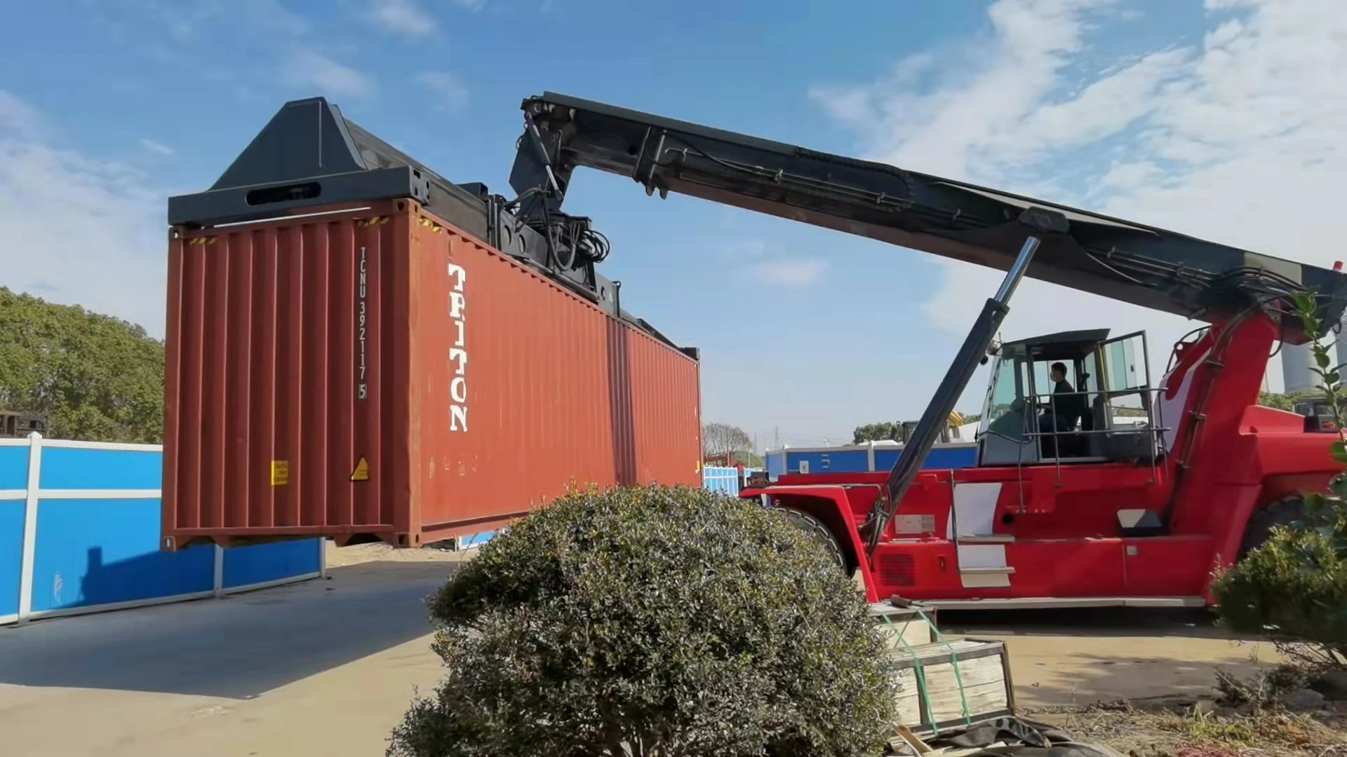kalmar DRD450 reach stacker 40CONTAINER LIFTING