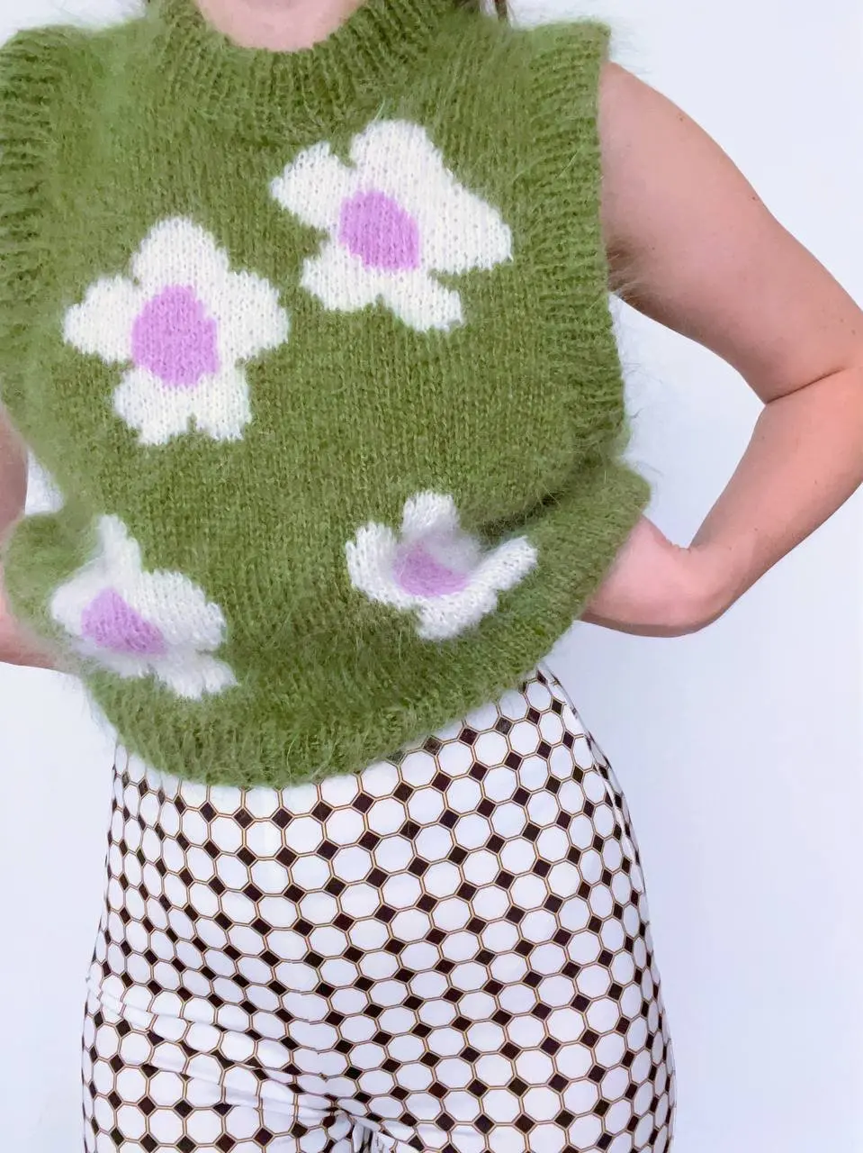 2024 Wholesale Custom Service  Summer and Spring Stylish  Flower Decoration Design Knitted  Top Vest Sweater for Women