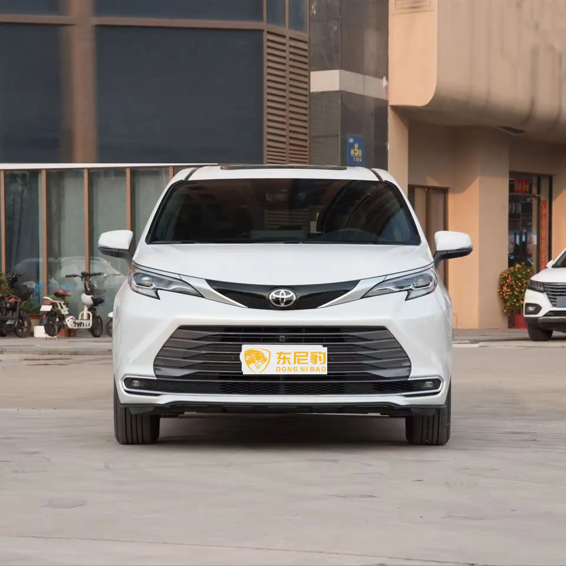 2023 Toyo ta Sie nna Automatic Gearbox Leather Seats Rear Camera Metal Roof Rack FWD Drive Euro VI Emission Standard Now Left