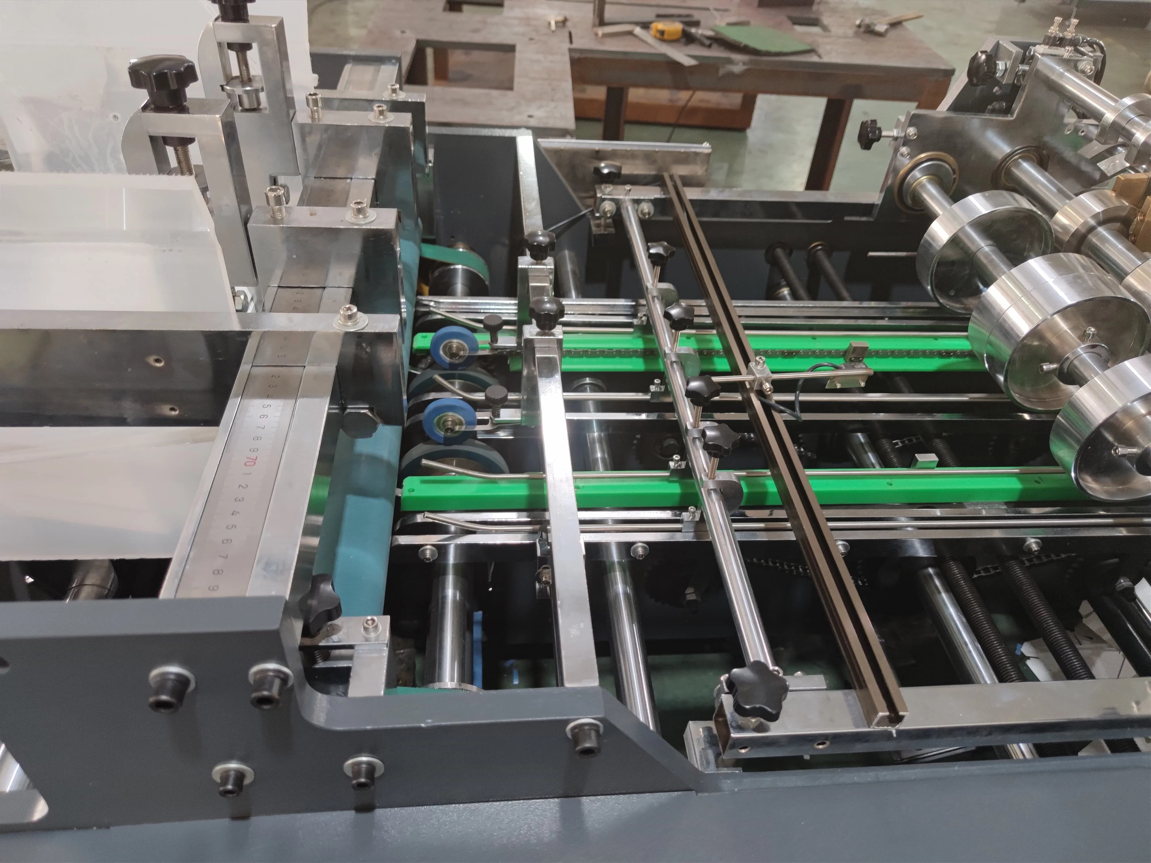 Автоматическая машина для изготовления коробок из крафт-бумаги