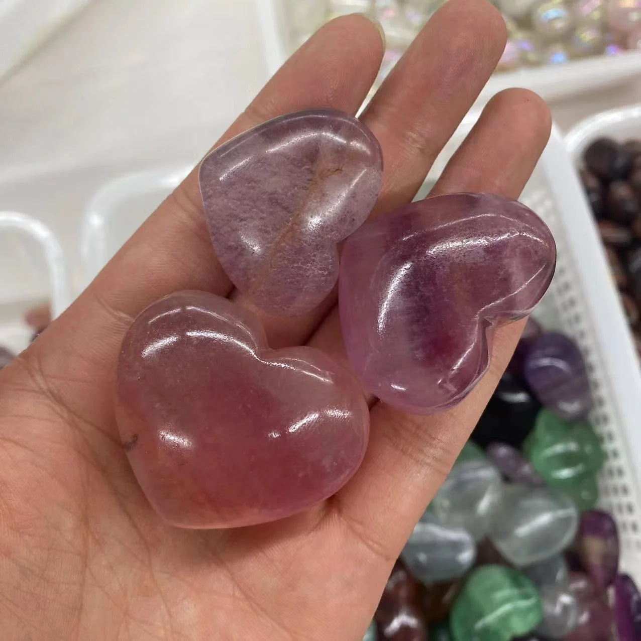 Factory Price Wholesale Natural Healing Crystal Hearts Rainbow Flourite Hearts Palm For Home Decoration