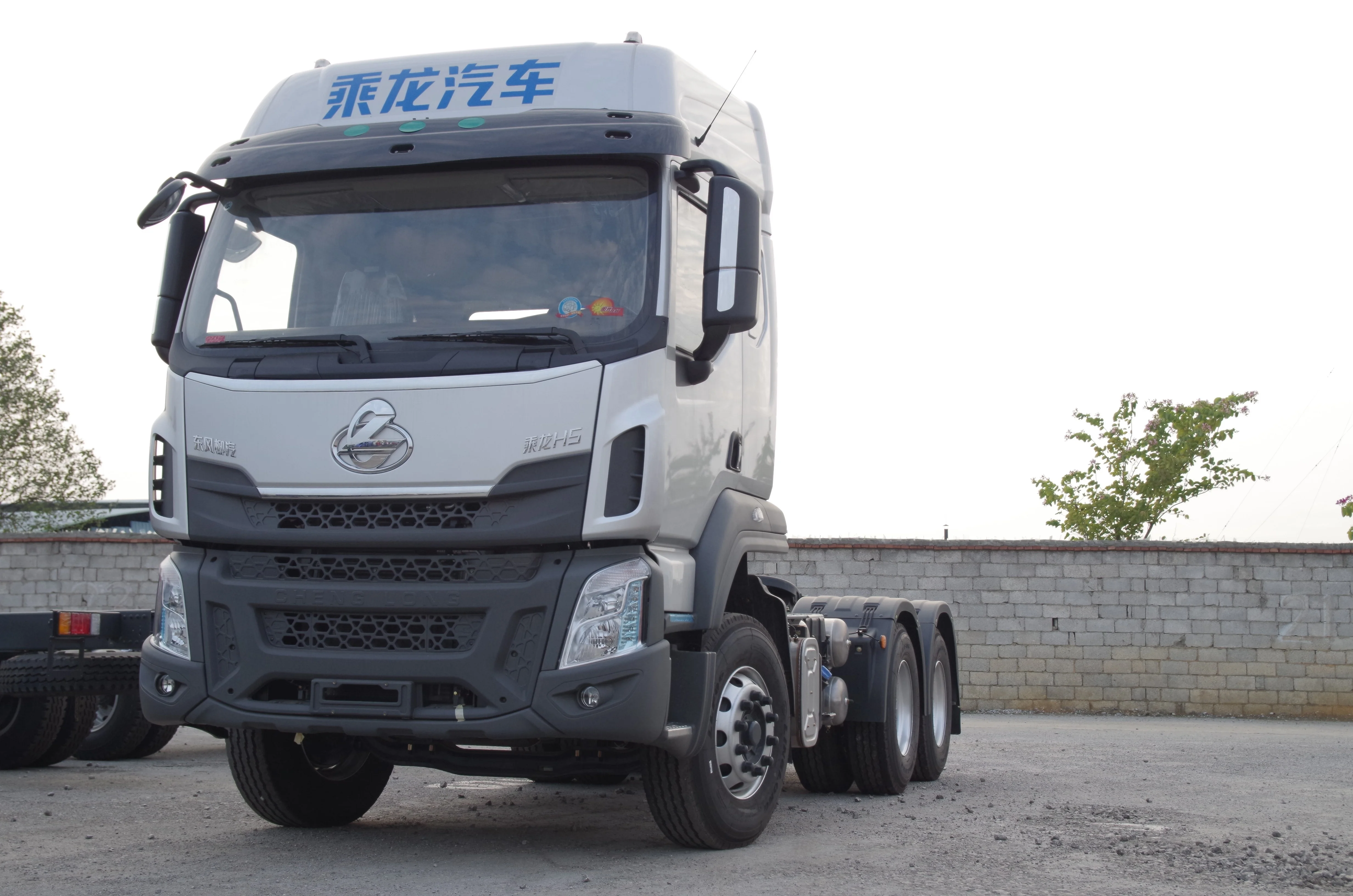 Low Price and High Quality Tractors Dongfeng Chenglong H5 6x4 Tractor Trucks with Customized Farm Tractor for Sale