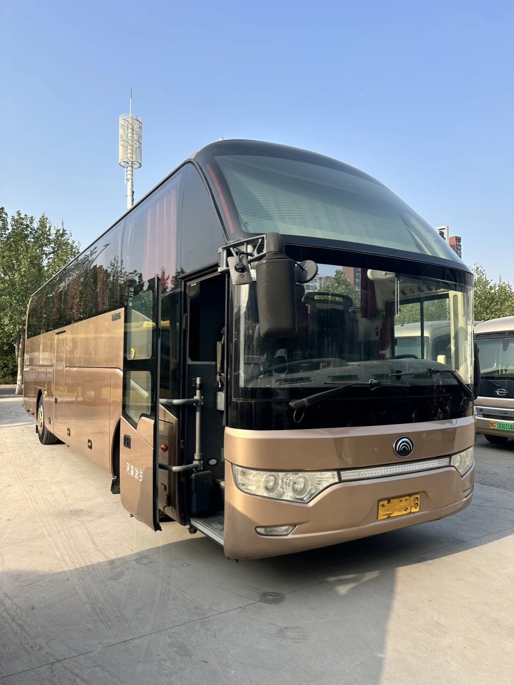 Highway long distance used passenger buses Yu tong 12m diesel 53 seats autobus double decker bus for sale
