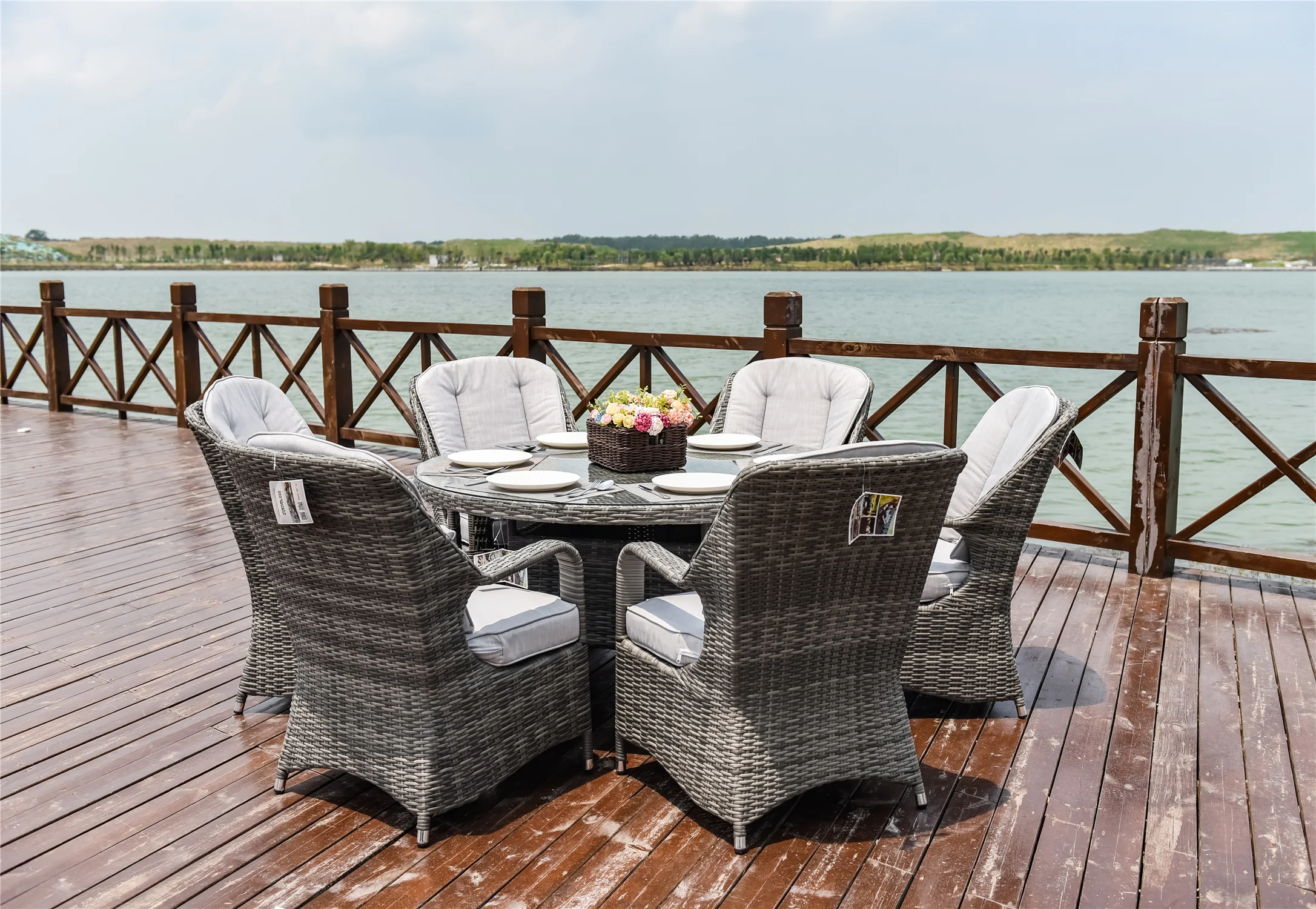 Economic and Practical Round Six-seater comfortable Patio Rattan set in the garden