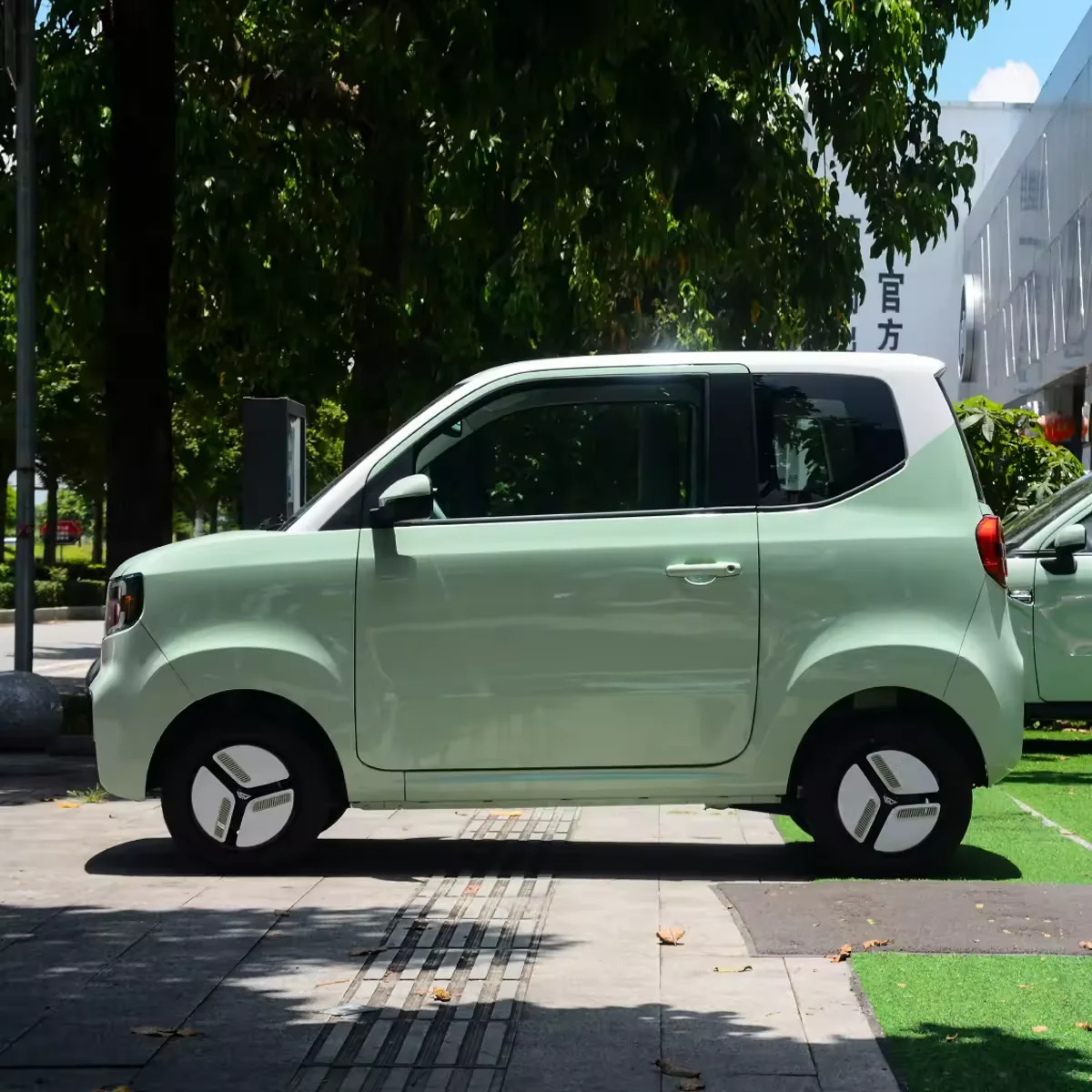2024 High Speed New Energy Adult Four Wheel Mini Electric Car Vehicle Ling Bao uni ev cheapest 4 seater electric mini car
