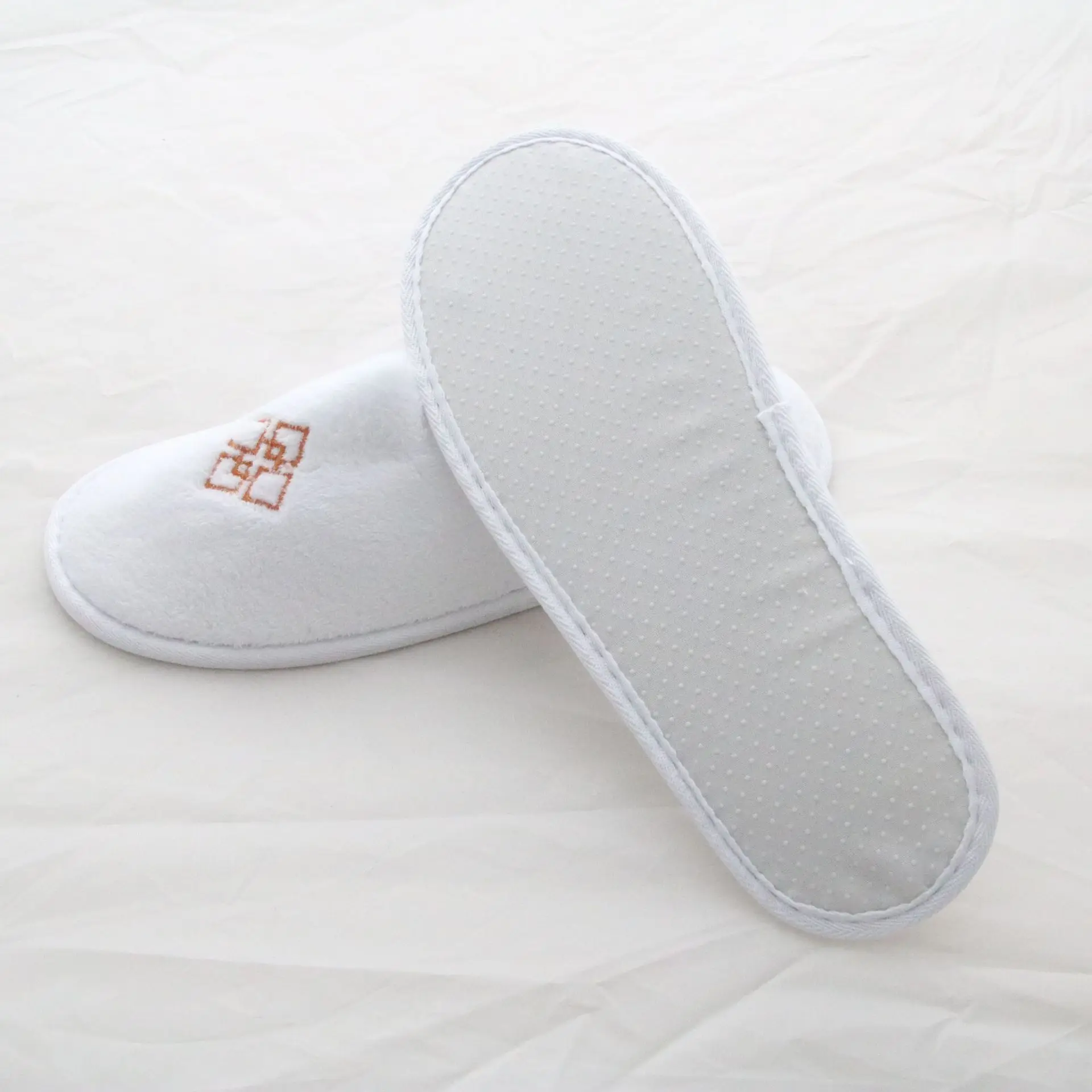 Factory direct sale good quality customizable hotel slippers wholesale disposable hotel bathroom slippers