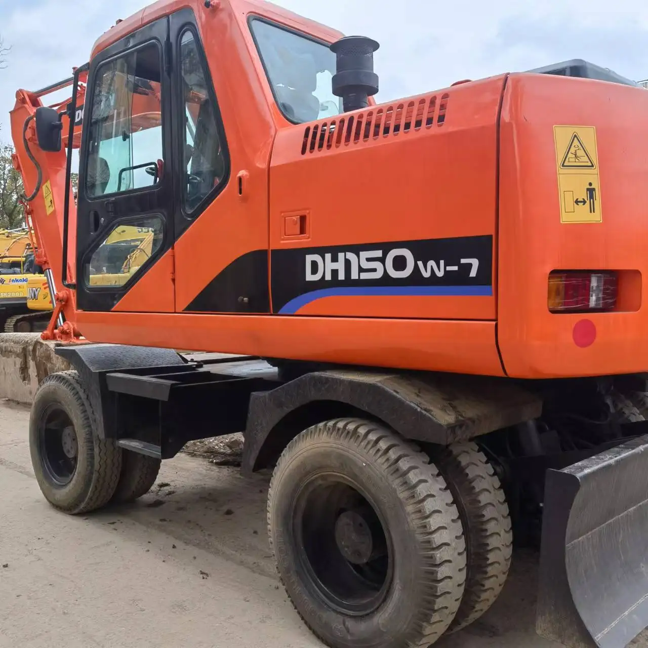 Used mini wheel Excavator 6t Doosan DH60 soil digger earth bagger pavement construction machinery selling well in South Africa