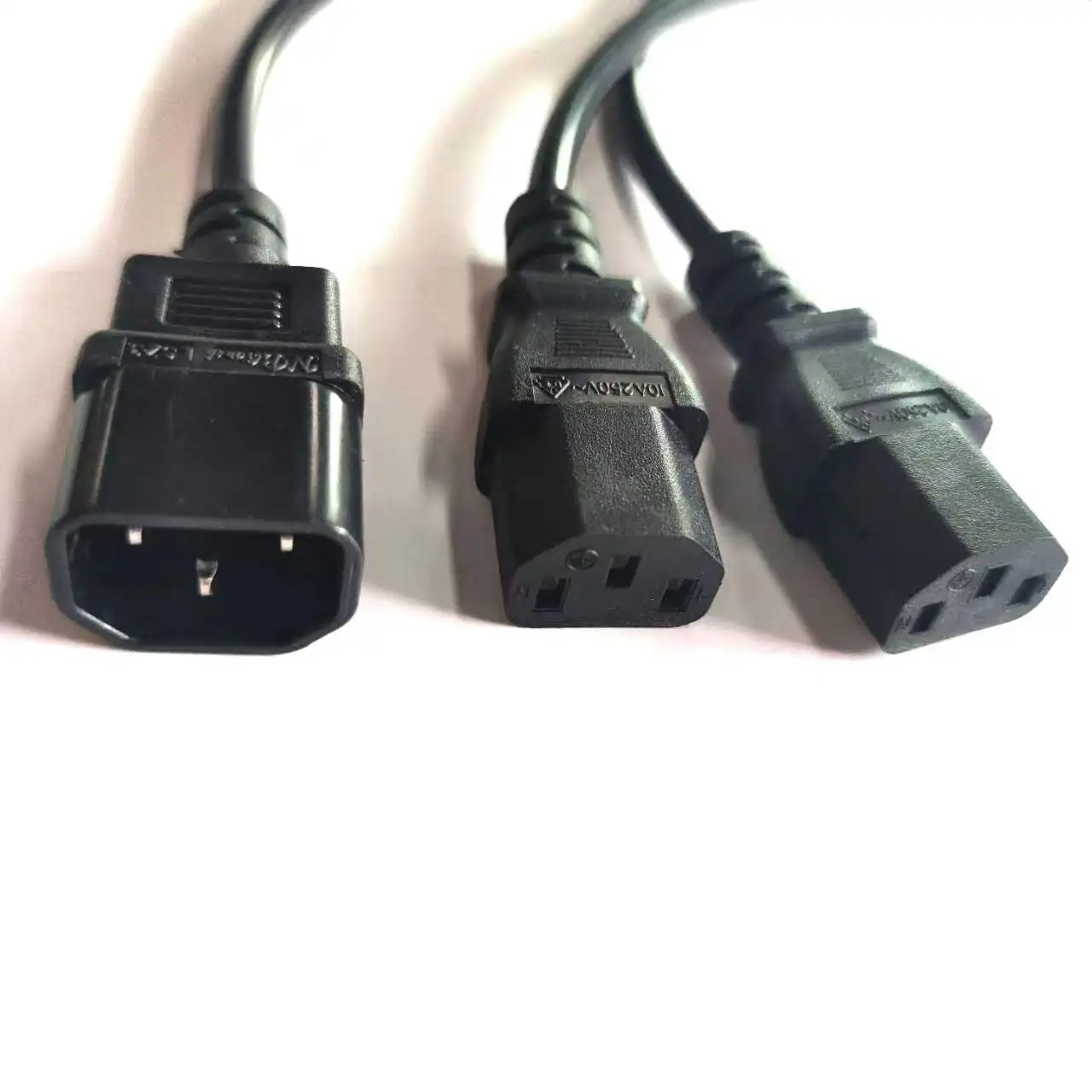 Компьютерный кабель-разветвитель с вилкой IEC 320 C14 на гнездо 2XC13