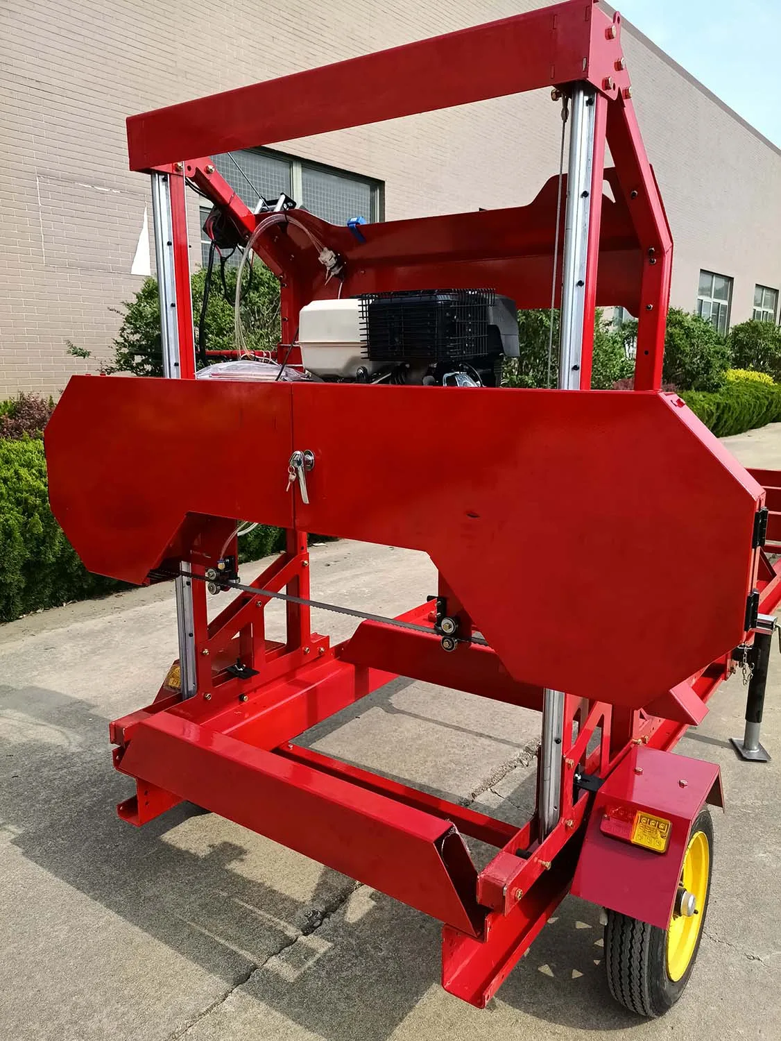 Trailer mounted 31 inch portable band sawmill portable wood cutting machine 15hp petrol engine E-start EPA approved