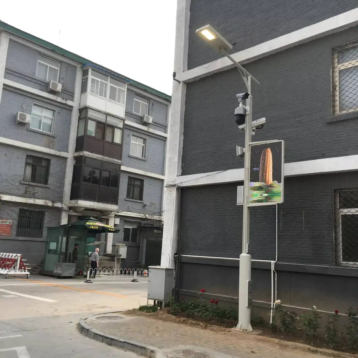 LEDbow многофункциональный солнечный уличный свет полюс с CCTV/vedio/умный дисплей/зарядная станция в умном городе