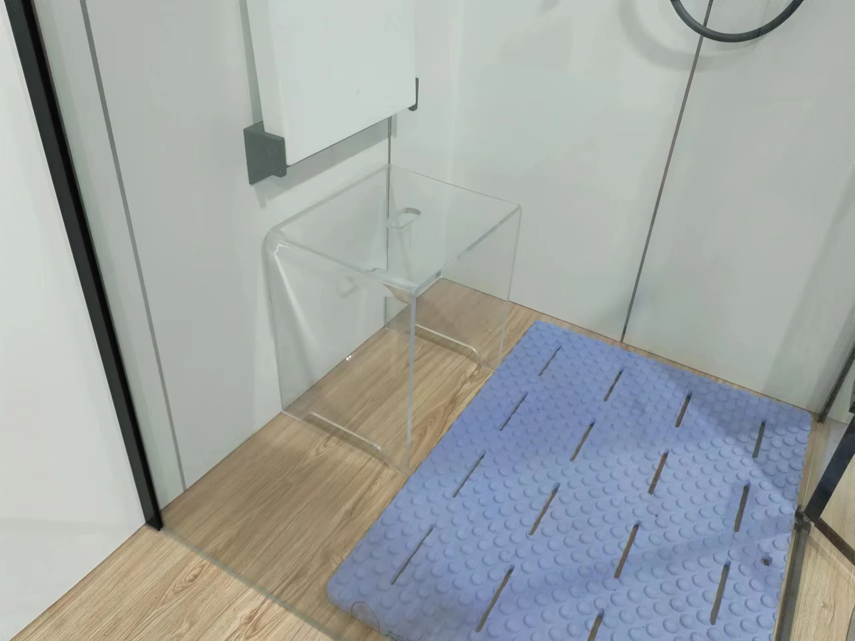 Factory Wholesale Transparent Free Standing Acrylic Seat Stool Chair Bench For Bathroom Fitting Room