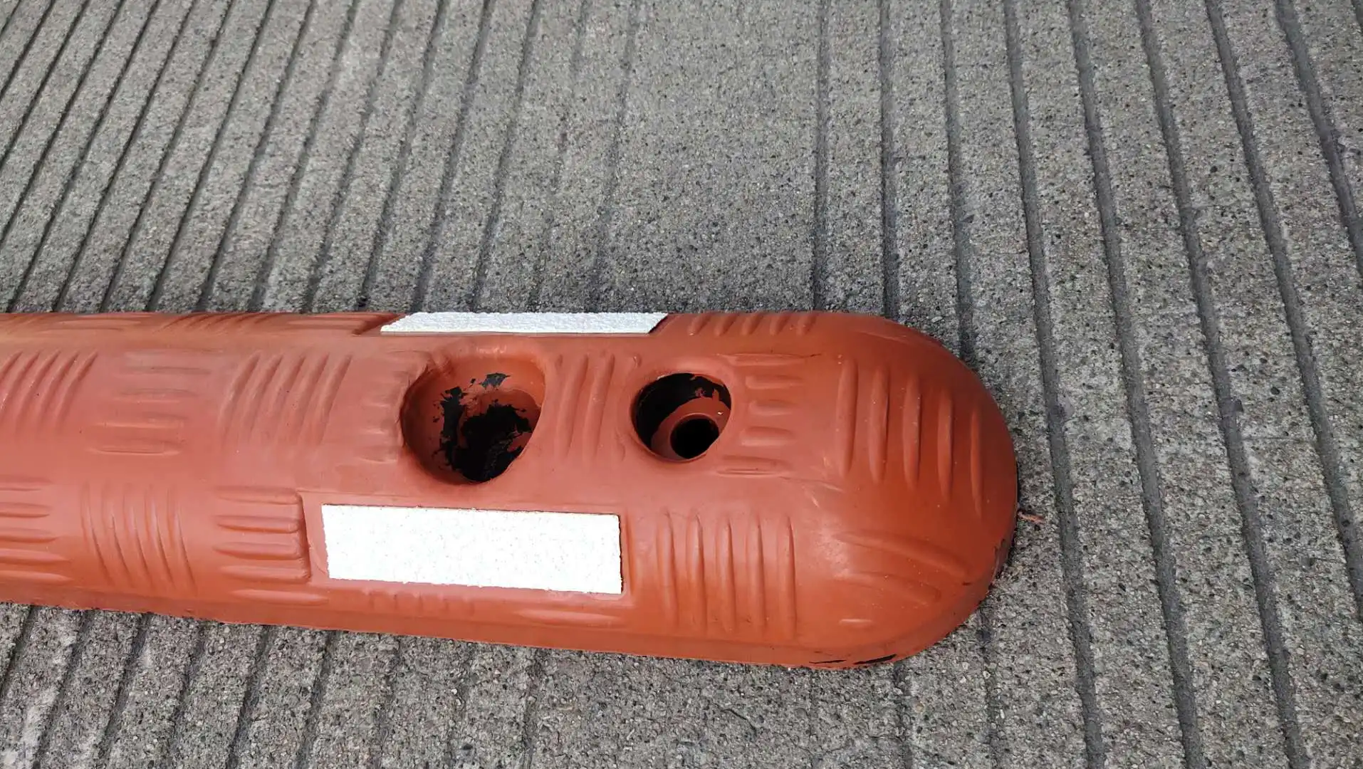 Red Durable Rubber Traffic  Lane separator Lane Divider Road Separator 100cm Long 10KGS With White Reflective Tape