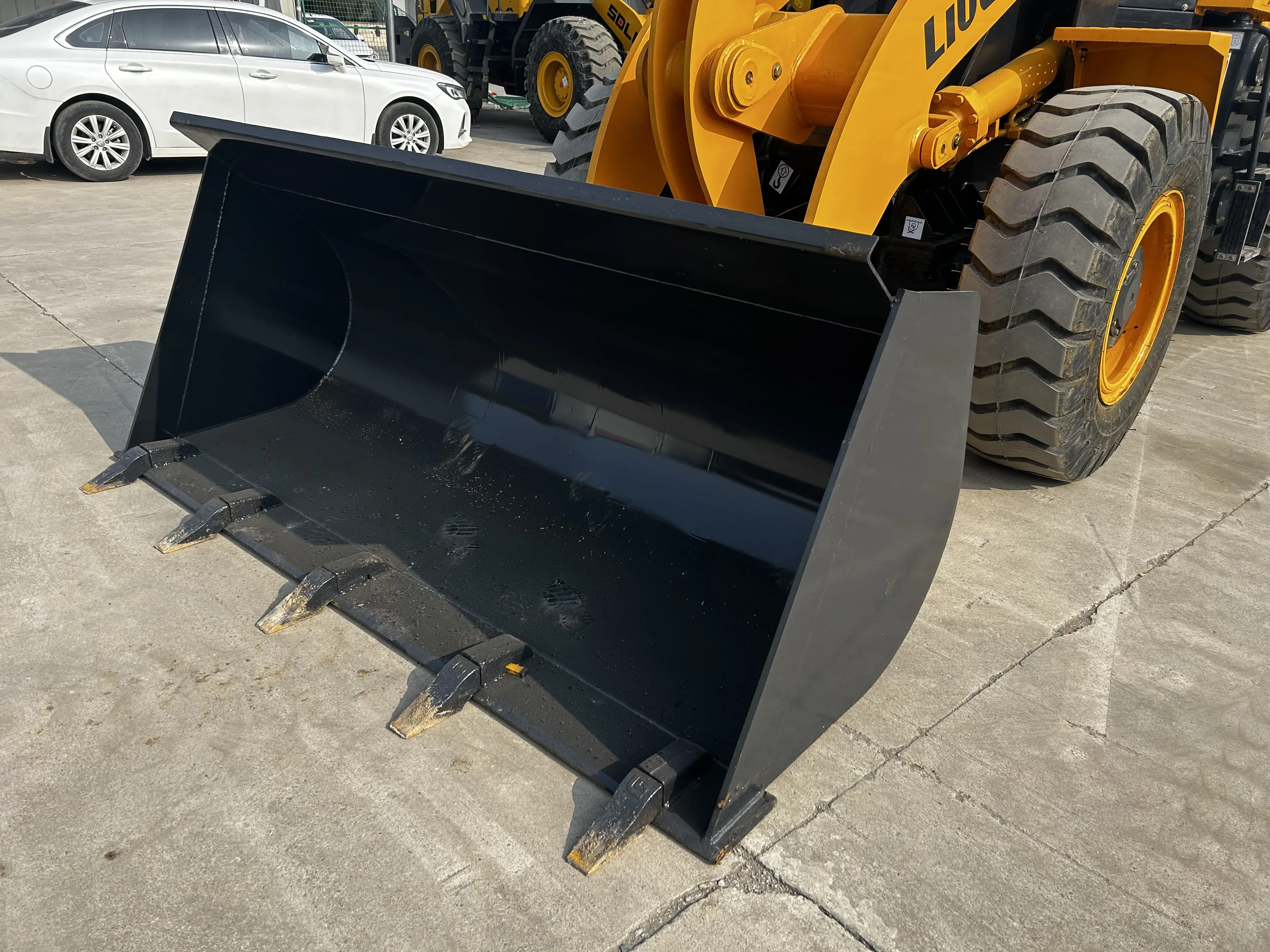 The used LiuGong CLG835 loader is available for sale in China. The LiuGong 30 loader has a powerful Weichai engine