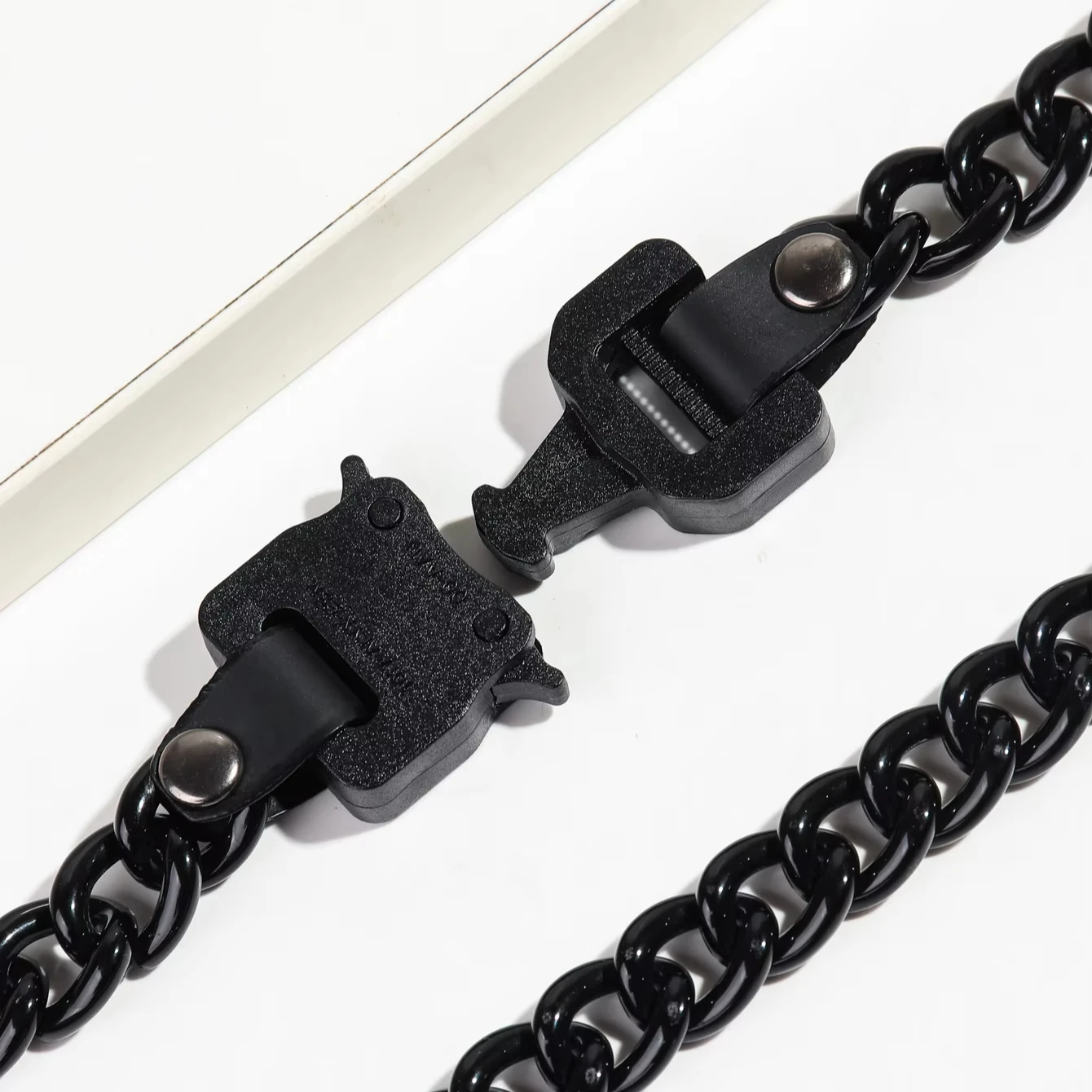 Hip Hop Classic Black Lock Can Open Buckle Necklace Cheap Black Color Acrylic Necklace For Men