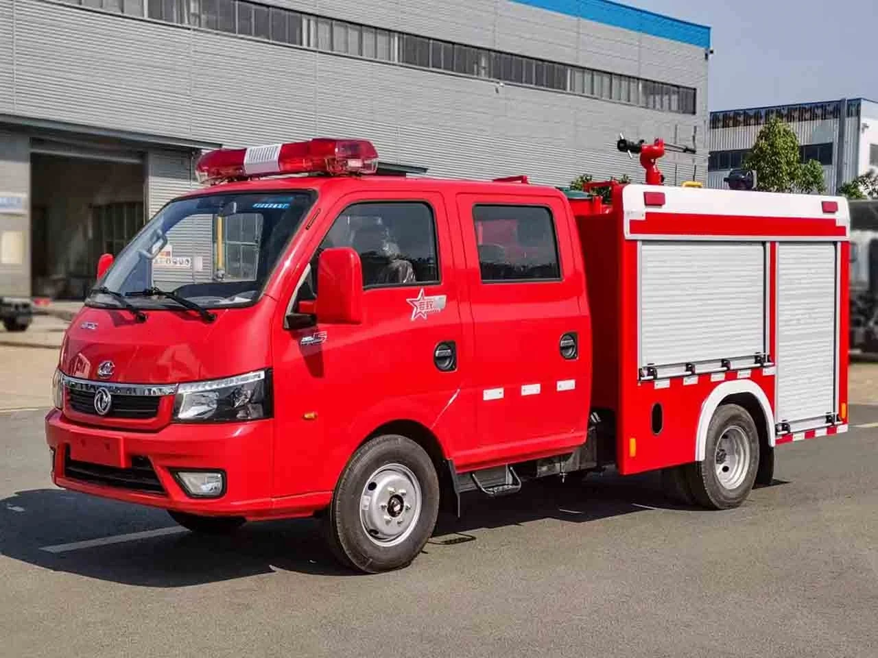 High-quality 4*2 1800L Water tank fire truck Stainless steel mobile water tanker used for fire fighting
