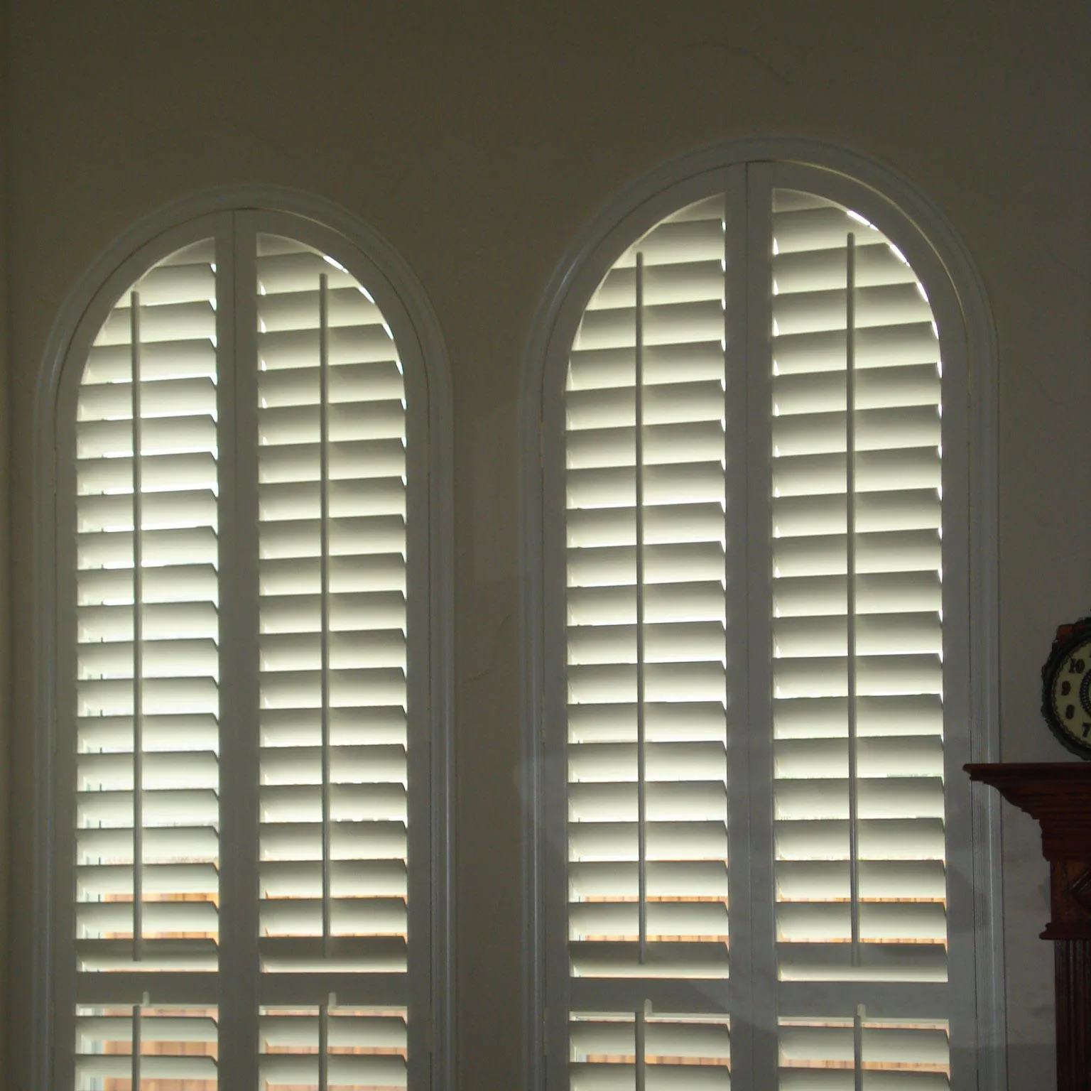 
Vintage Arch wooden customized colors interior windows plantation shutters 