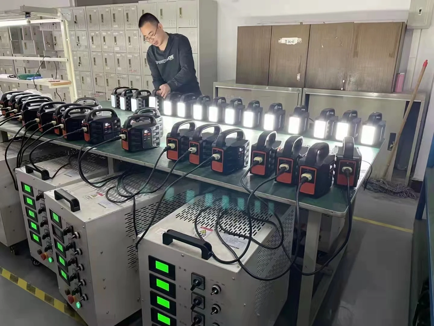 OEM 110v 220v Rechargeable Solar 1000w 500w 300w 200W Solar powered Emergency Generator Portable Power Station