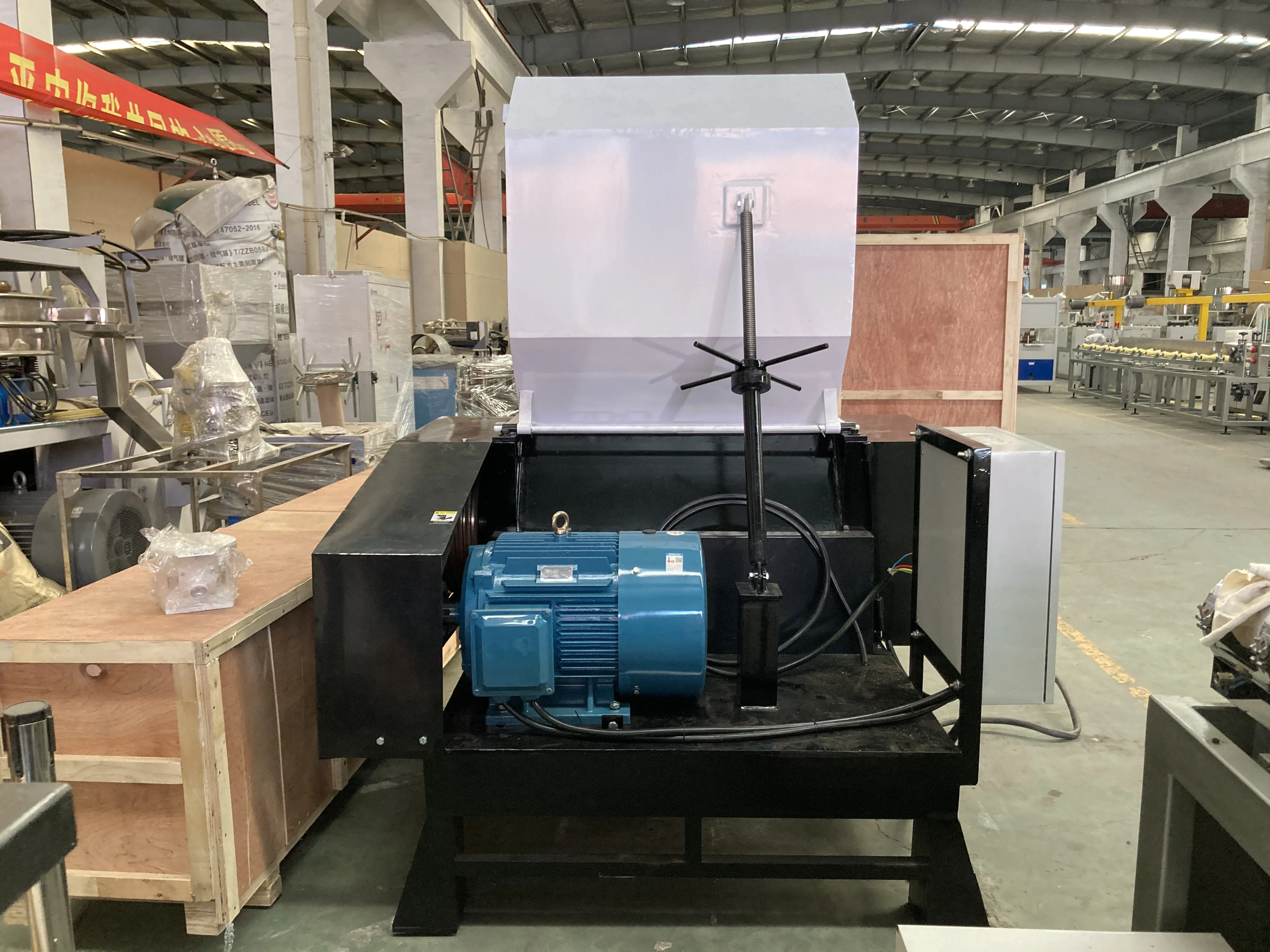 PC 1000 series large crusher for industrial recycling plastic bottles to flakes