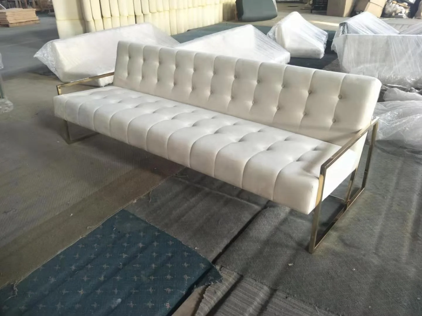 
Luxury Lifestyle Visionnaire Home Contemporary Living Room Furniture Button Tufted Gold Brushed Velvet Sofa 
