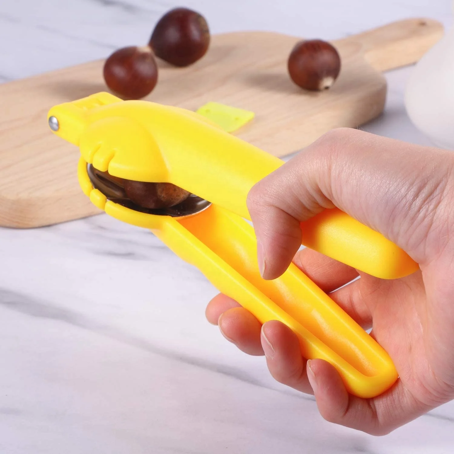 High Quality Opener Walnut Cracker with Ergonomic Handle