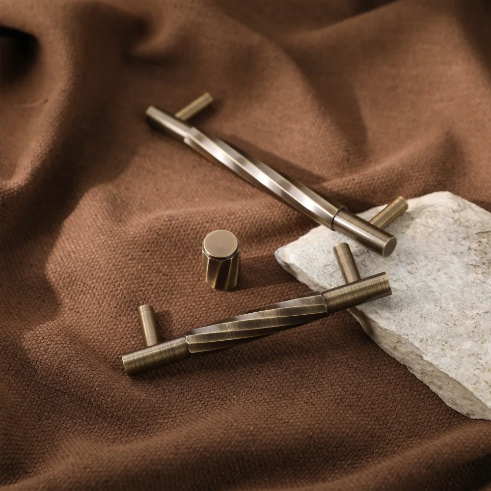 MAXERY Vintage Antique Brass Handle Pulls, Curved Stripes Textured Cabinet Handles, Metal Furniture Handle for Closet Wardrobe