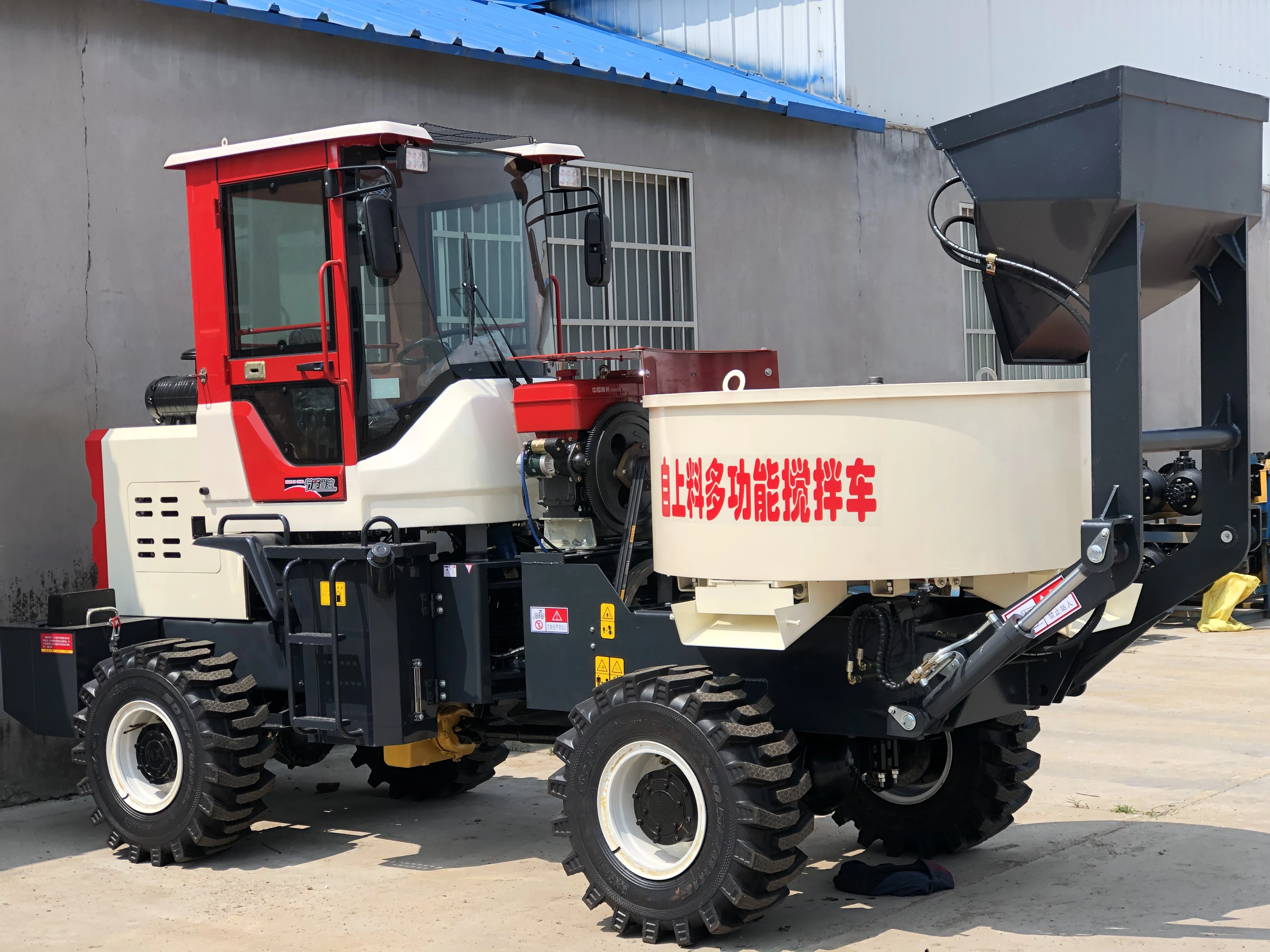 TOP supplier HUAYA new Flat-barred mixer truck 1.2 m3 1.6 m3 feed mixer concrete for sale