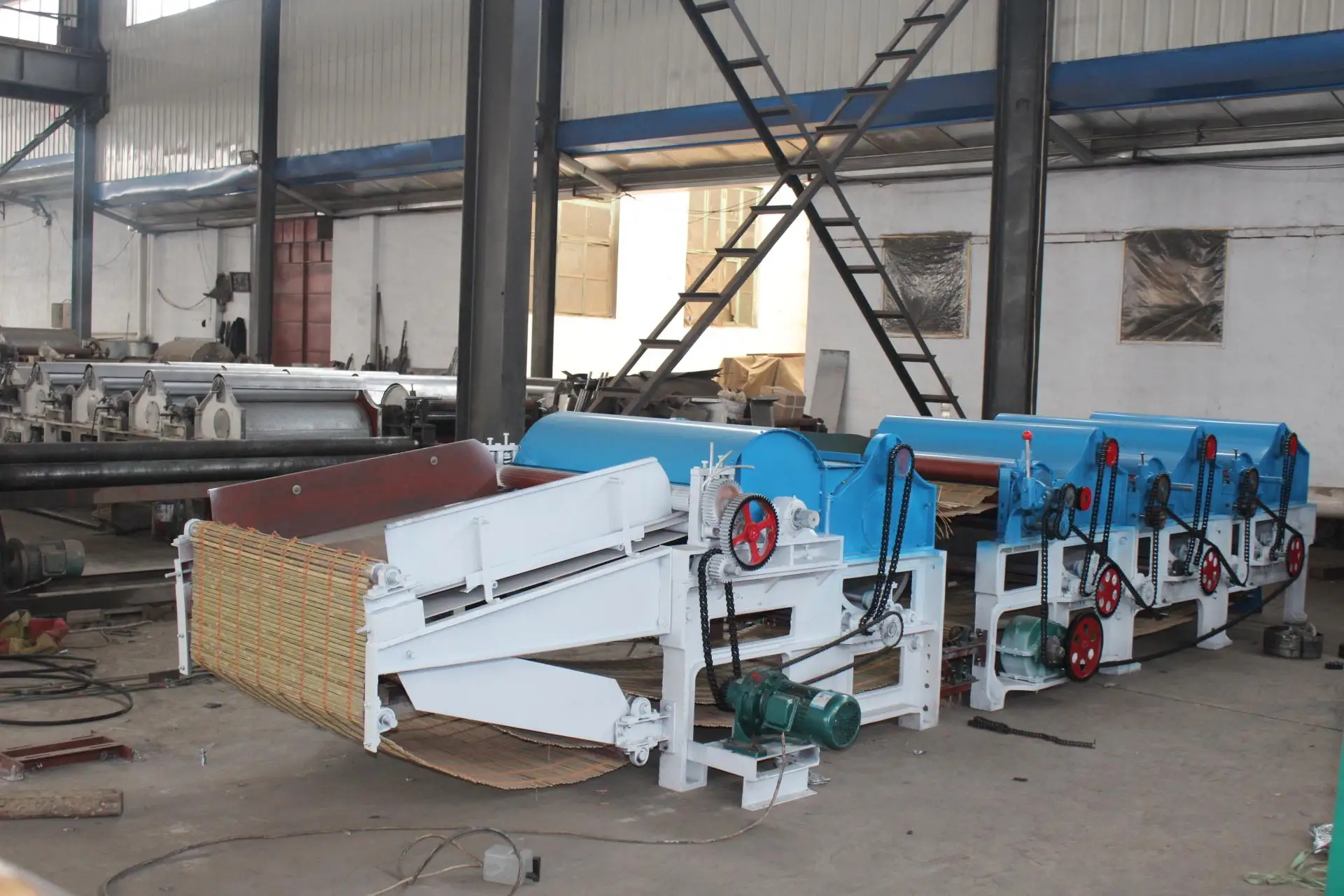 Textile waste fabric yarn has high cotton and consists of two openers and  cleaning machine line clothes recycling machine