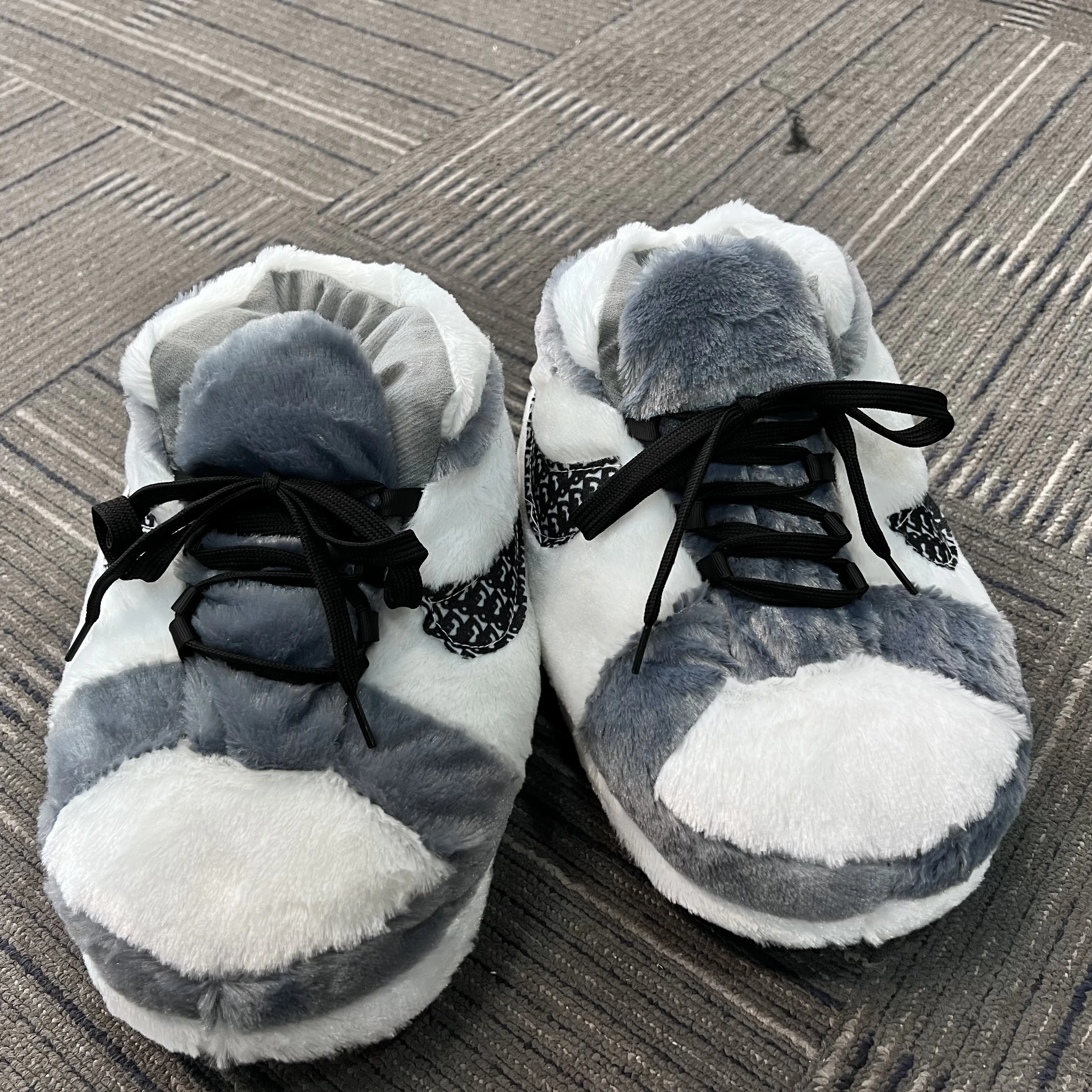 New design 2023 Fashion furry  shoes plush neutral sneakers Warm slippers