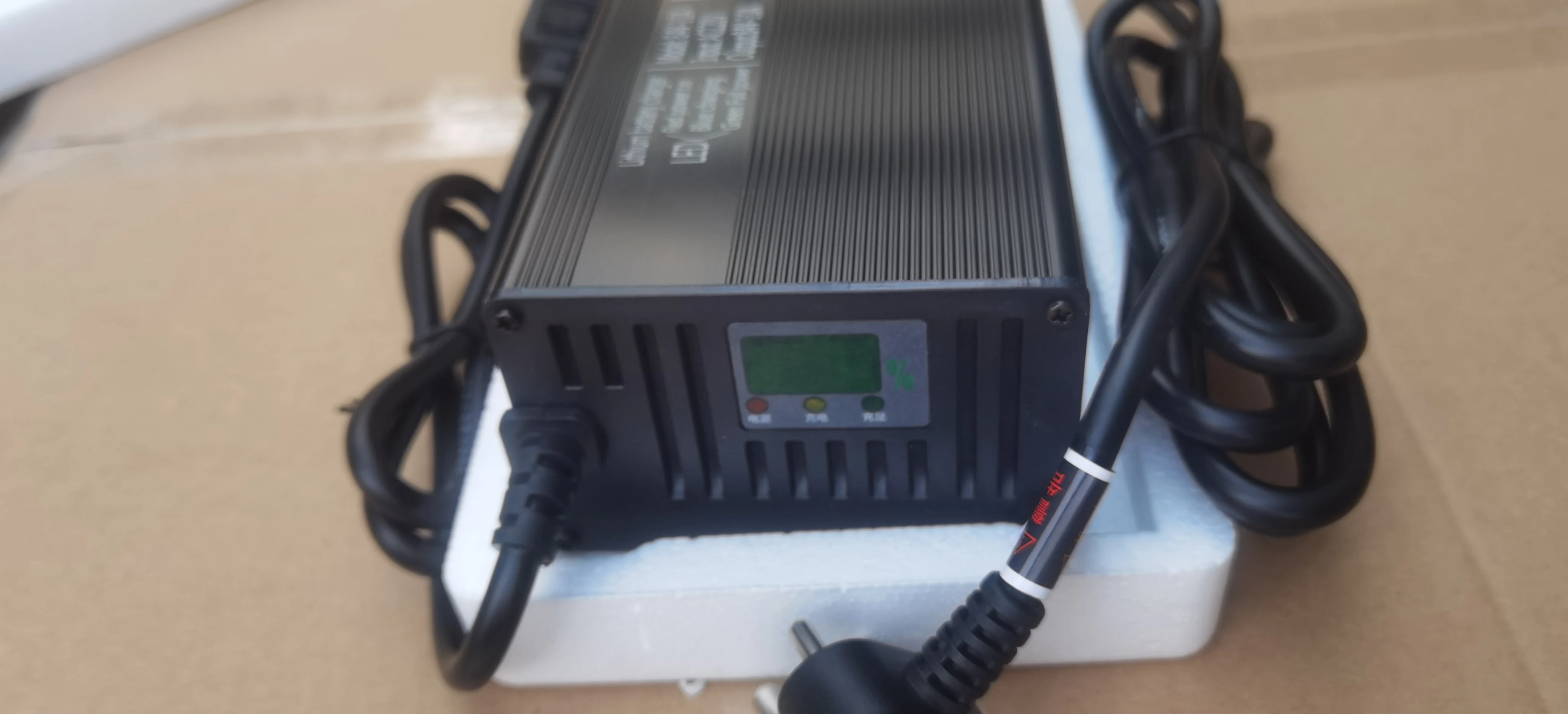 High Quality 12V 24V 8A 10A Aluminium Case Lifepo4 Battery Charger with LED Charging Percentage Display