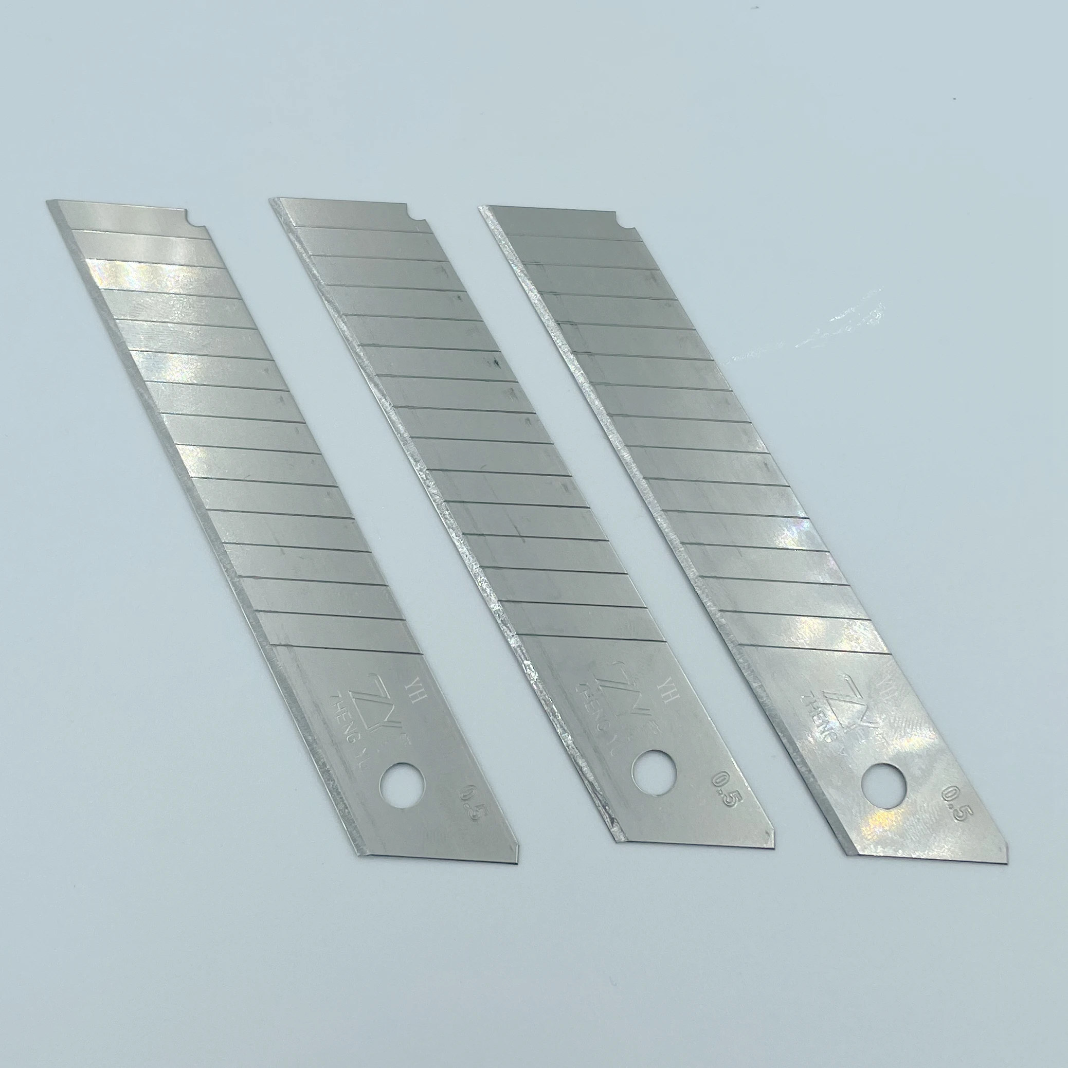 yongheng low MOQ 18mm wide blade knife cutter SK4 material economy plastic utility knife cutter blade