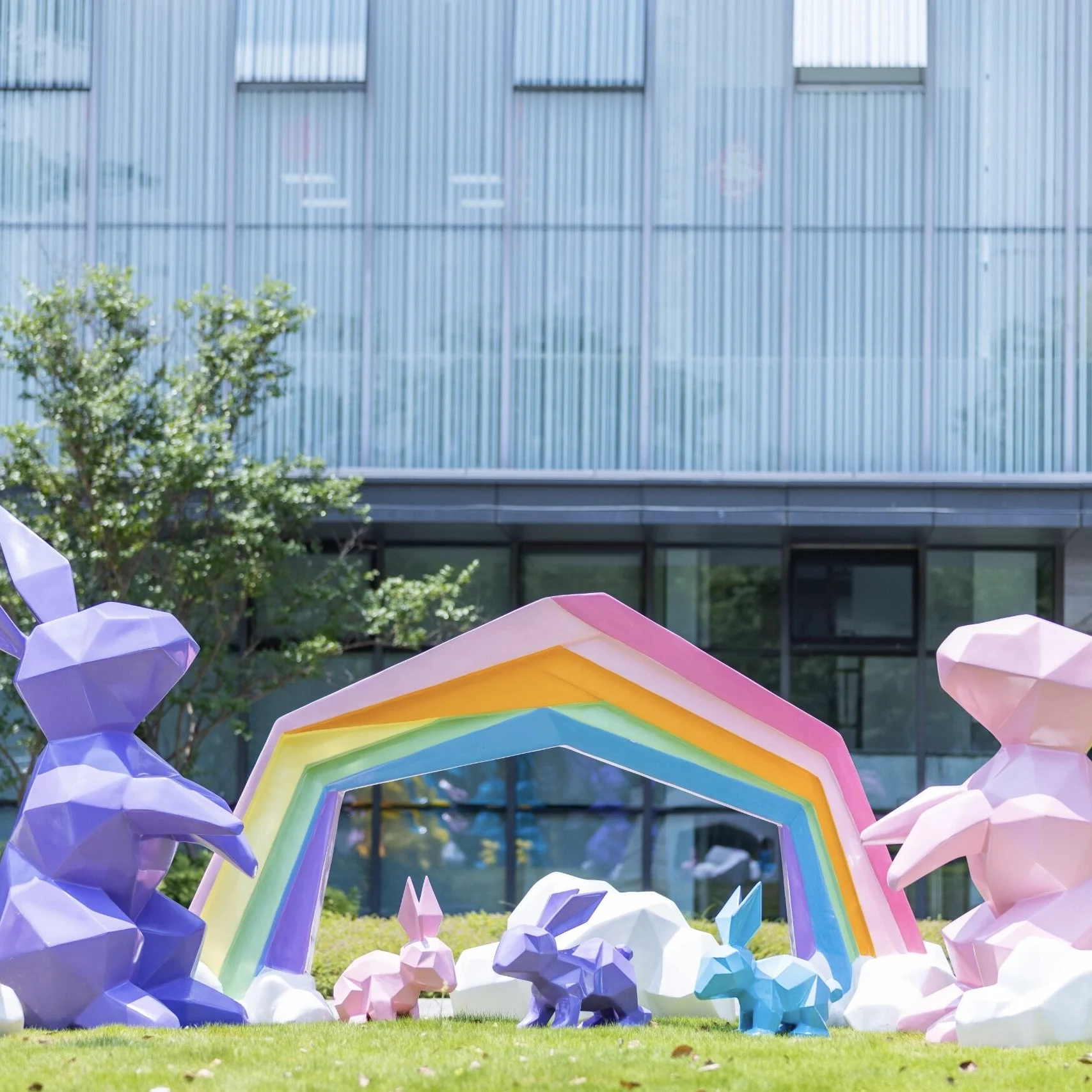 Outdoor Park Bunny Decoration  Garden fiberglass decoration  Custom Outdoor Fiberglass Rainbow Rabbit