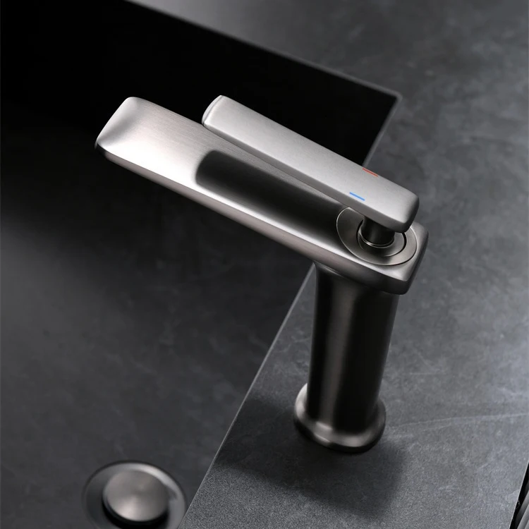 Белый металлический кран для ванной, спальни