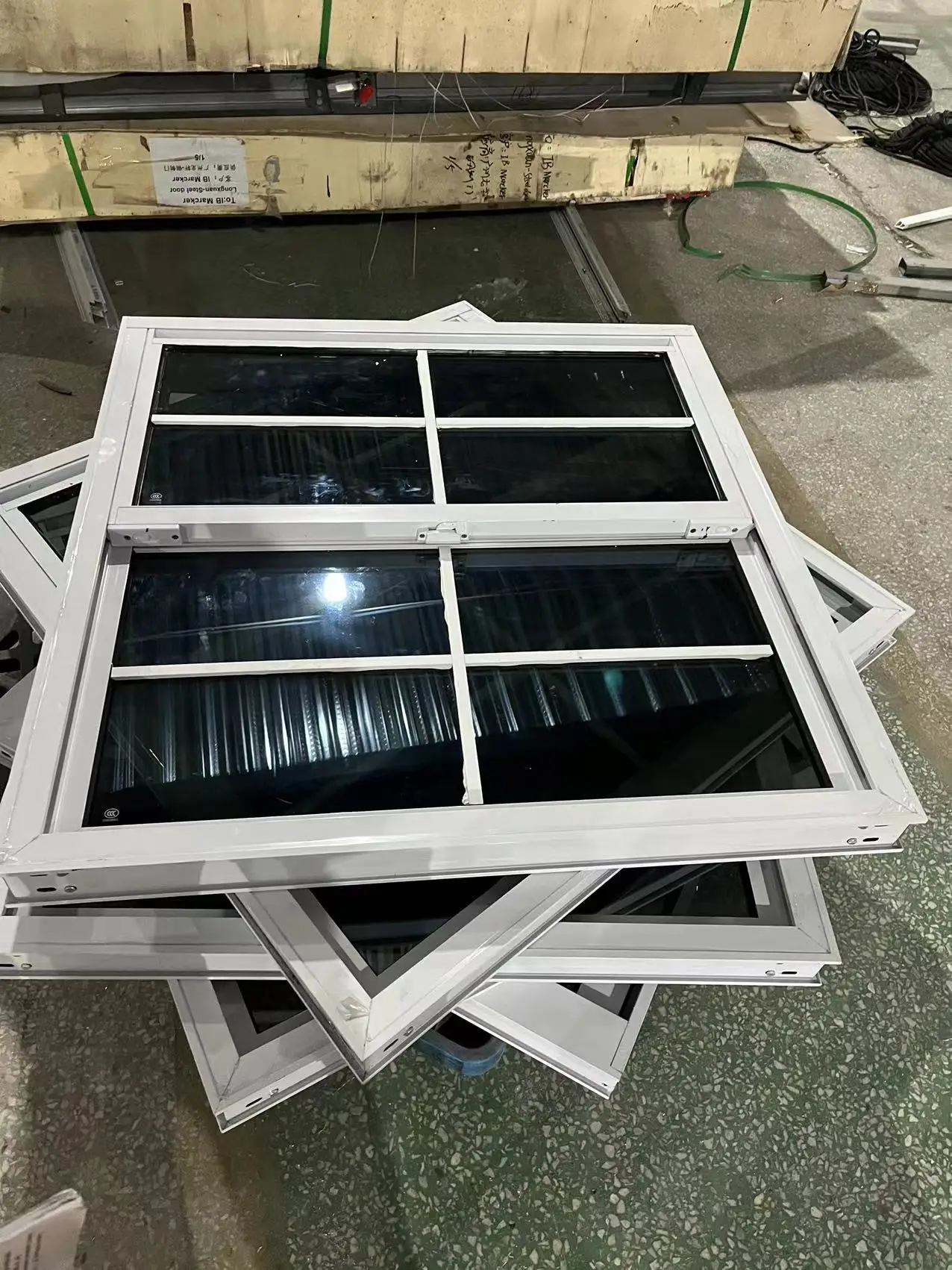 С крышкой вверх/вниз раздвижные оптом изготовленные на заказ Алюминиевые вертикальные окна створки одно двойное подвесное окно для умного дома