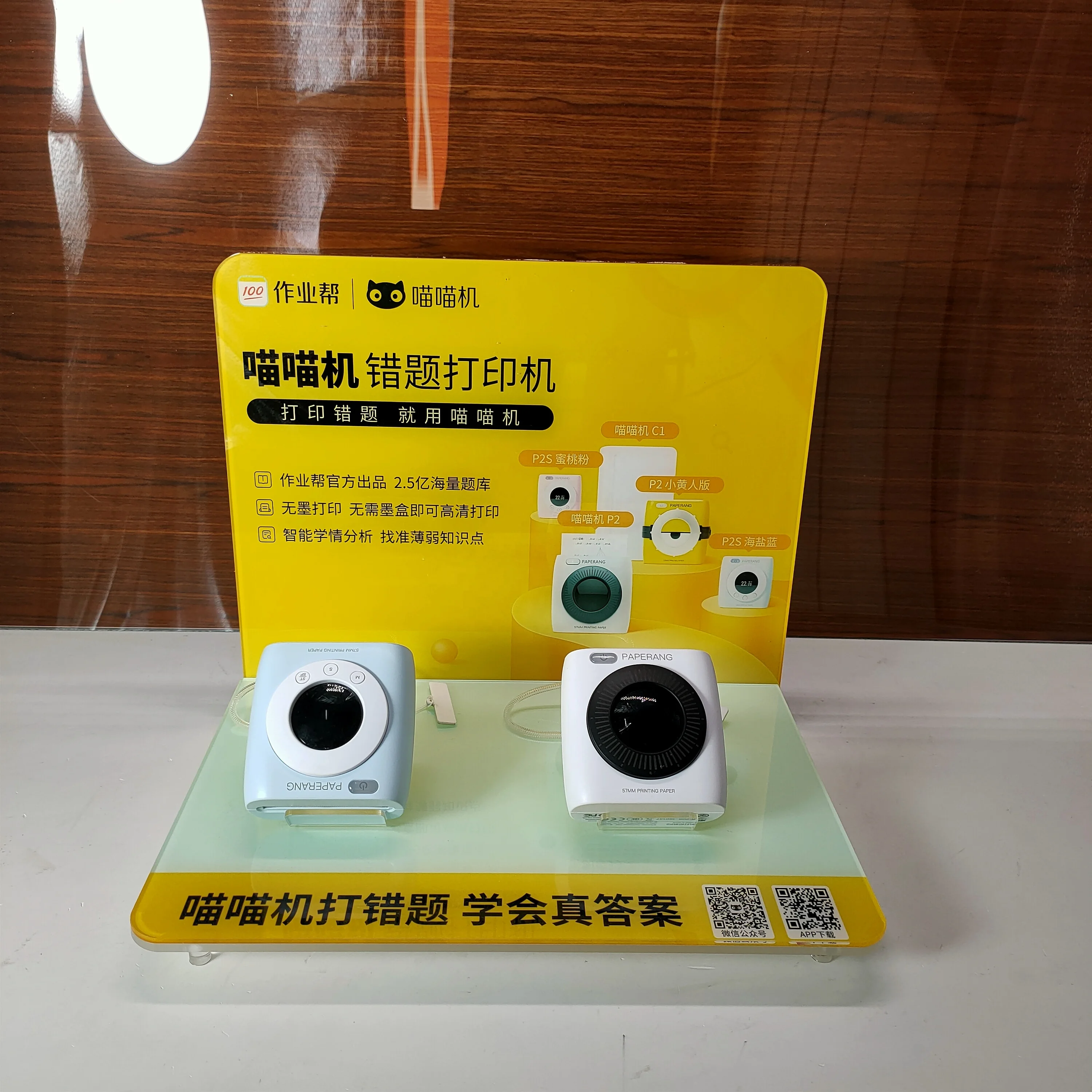 Акриловый выставочный стенд из оргстекла под заказ