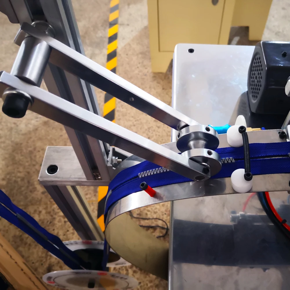 Plastic Zipper Cutting Machine Auto Ultrasonic Open End Plastic Zipper Cutting Machine Wirh Robot Arm