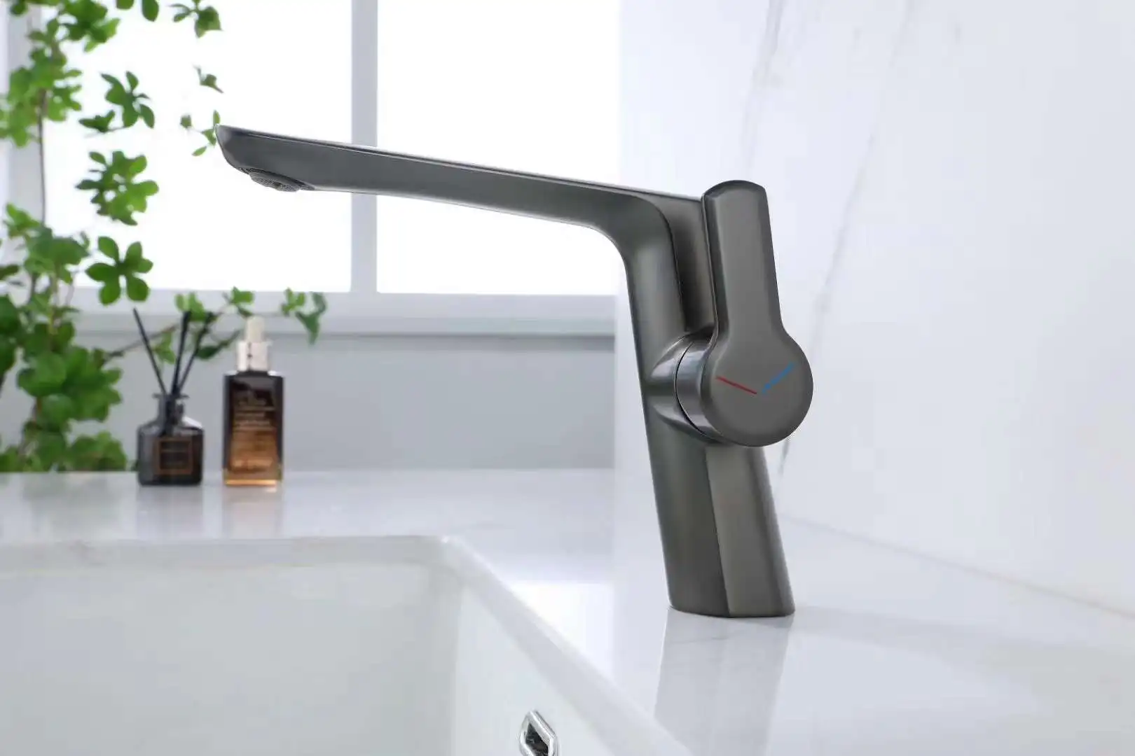 Modern Bathroom Sink Faucet Single Handle Deck Mounted Wash Basin Water Tap Hot and Cold Mixer Basin Faucet