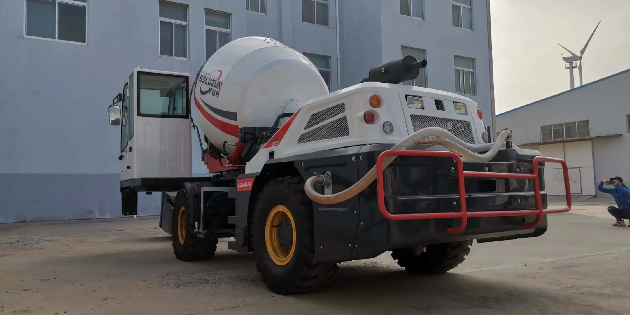 luzun original factory new design small mobile 1.8M3 1.6M3 self loading concrete mixer truck for pavement