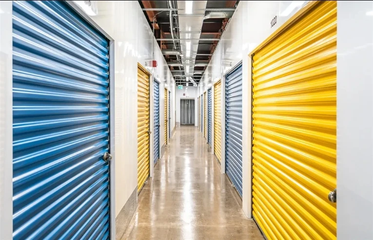 Manual lifting of steel shutter doors by factories that store rolling shutter doors