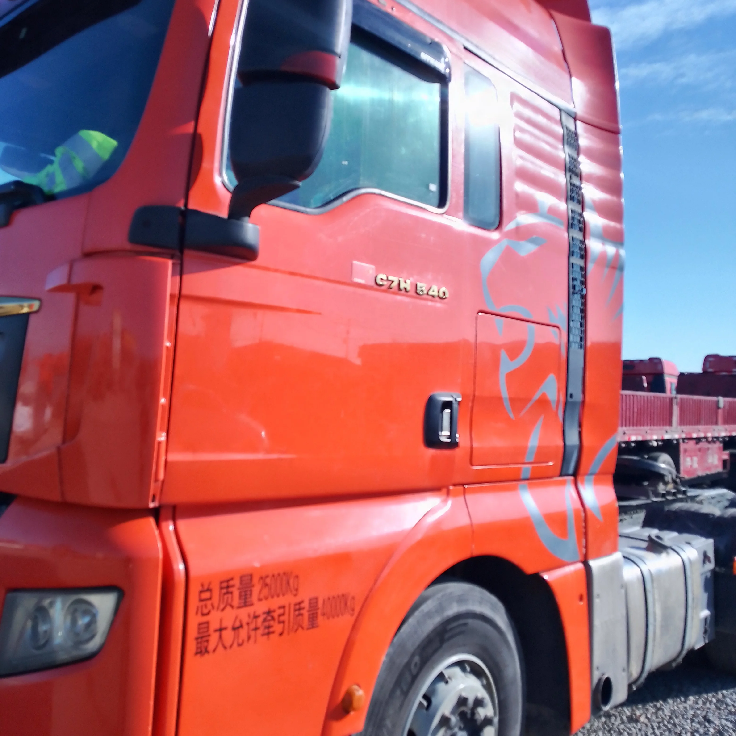 Best Price Sinotruk Sitrak C9H New Diesel Tractor Truck Automatic Transmission Euro 6 Emission Standard 4x2 6x4 Left Transport